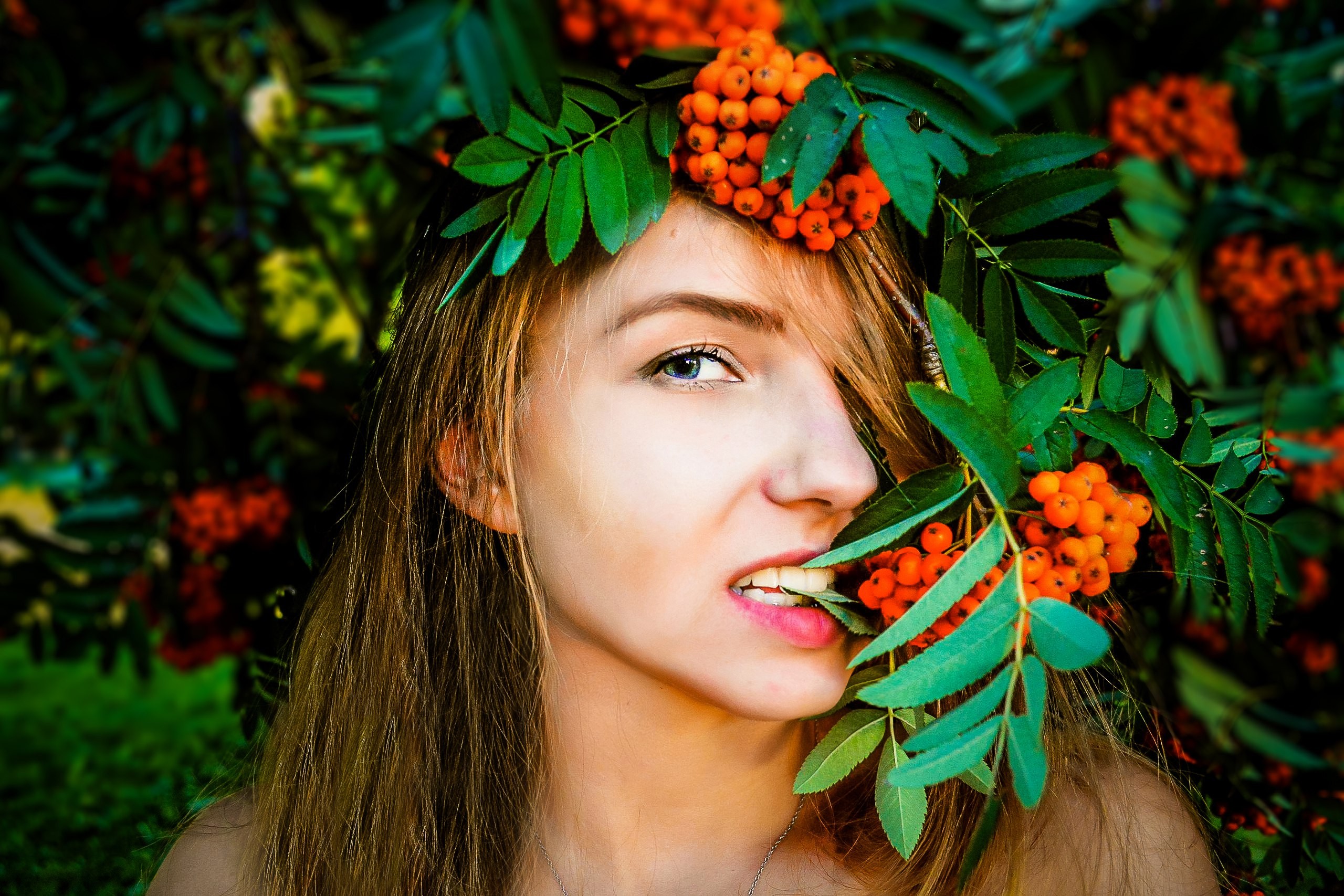 Summer Green Women Teeth Brunette Leaves Mascara Berries 2560x1707