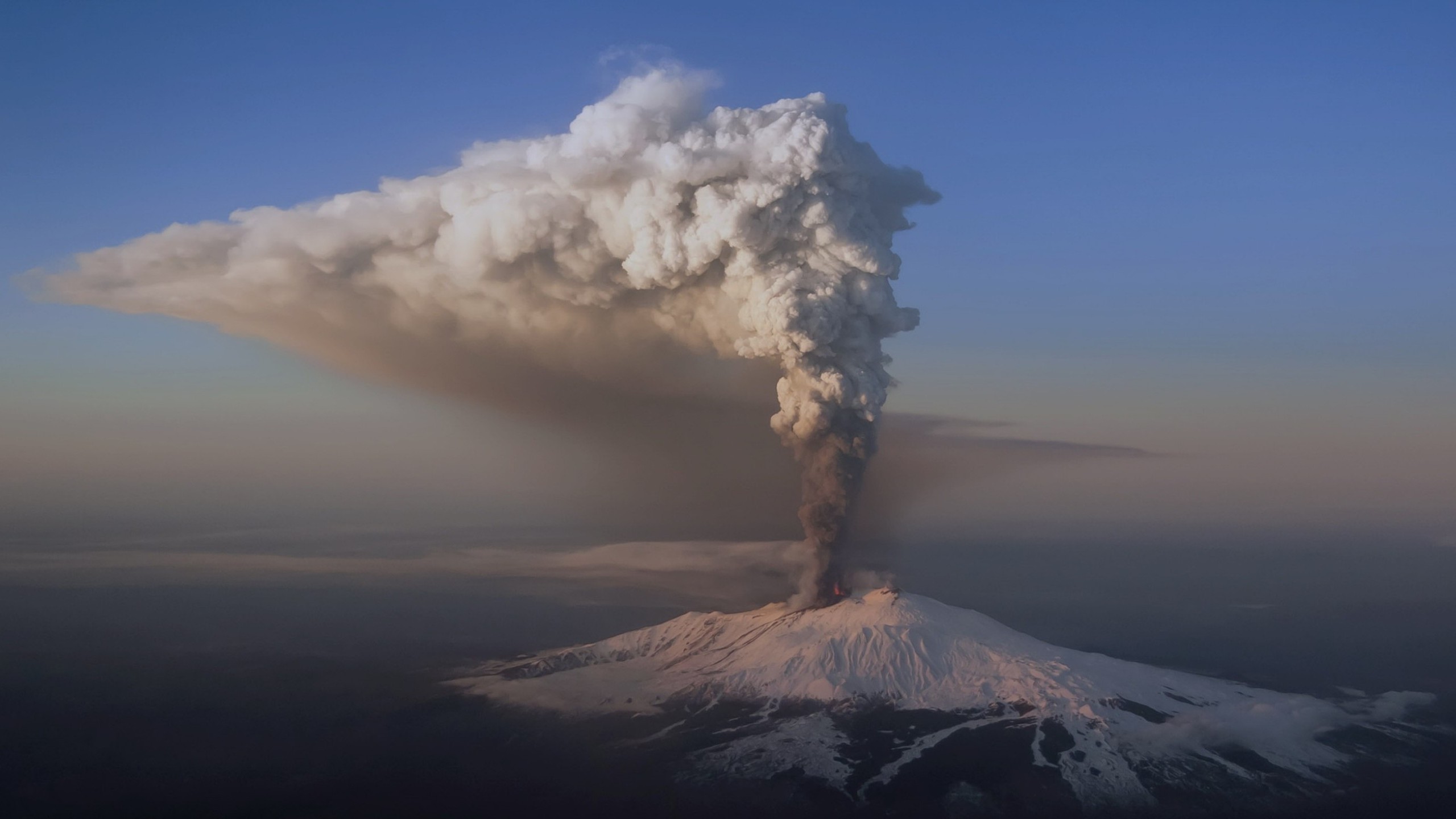 Volcano Eruption Smoke 2560x1440