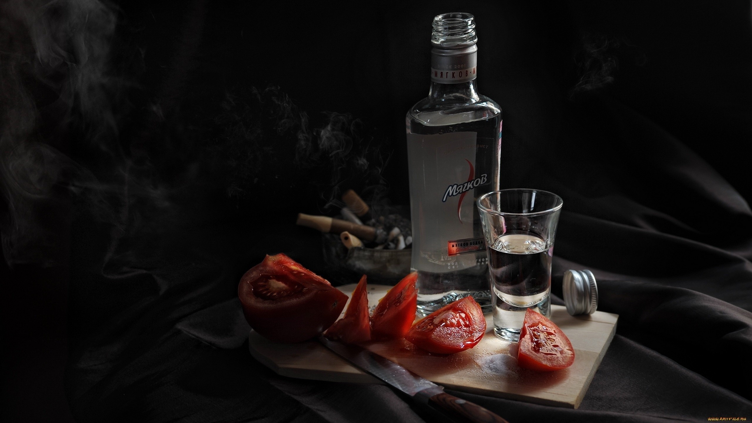 Lunch Alcohol Tomatoes Knives Bottles 2560x1440