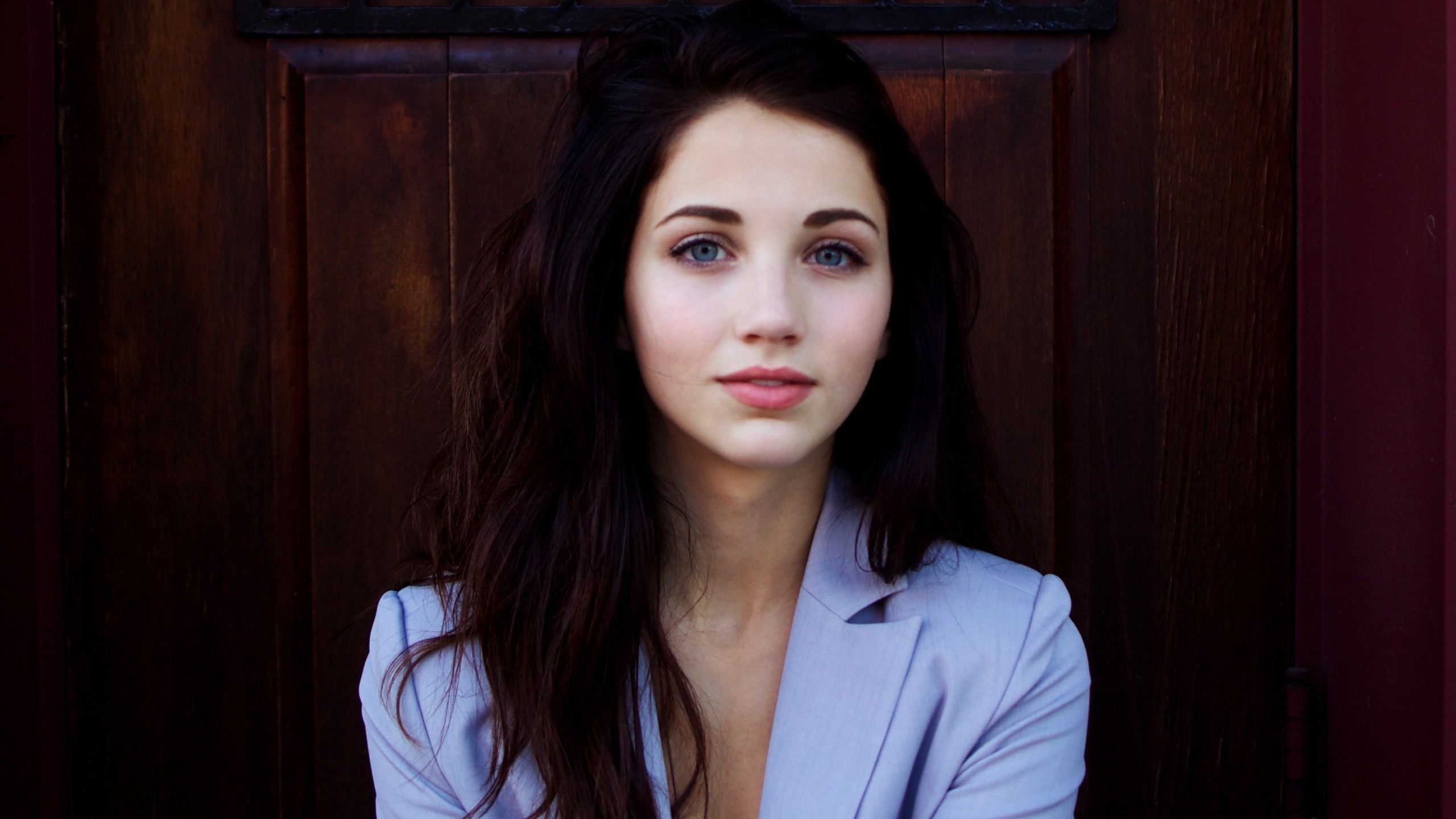 Emily Rudd Brunette Looking At Viewer Closeup Blue Eyes Smiling 2560x1440