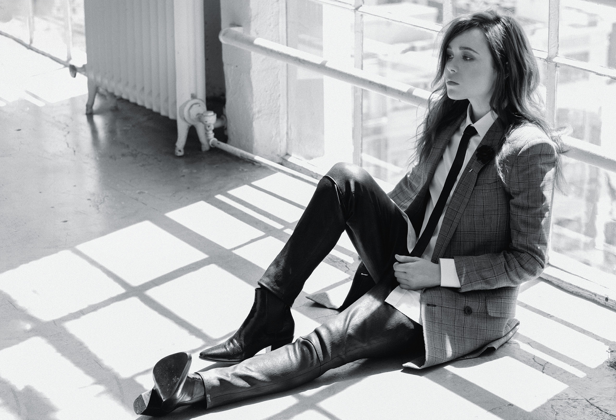 Ellen Page Actress Monochrome Tie Sitting On The Floor Celebrity Radiator 2000x1365