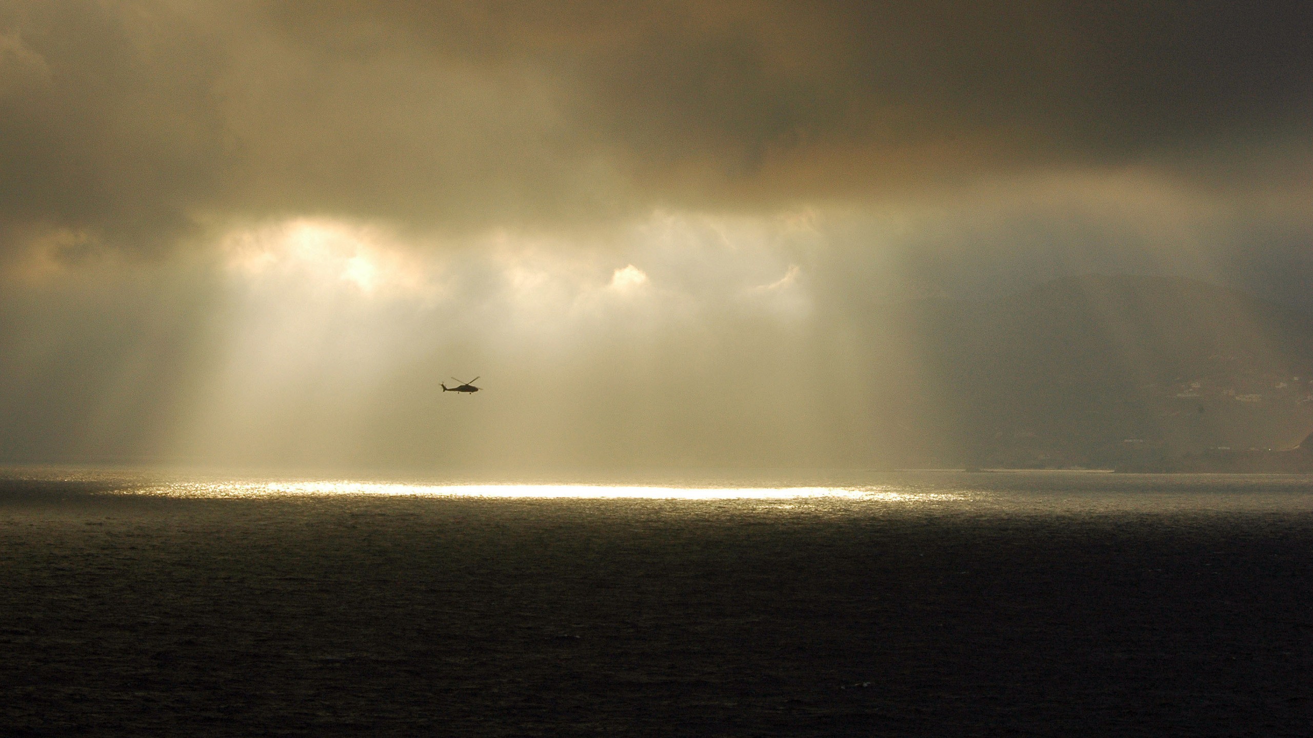 Military Helicopters Military Aircraft Sea Mist Sunbeams Clouds 2560x1440