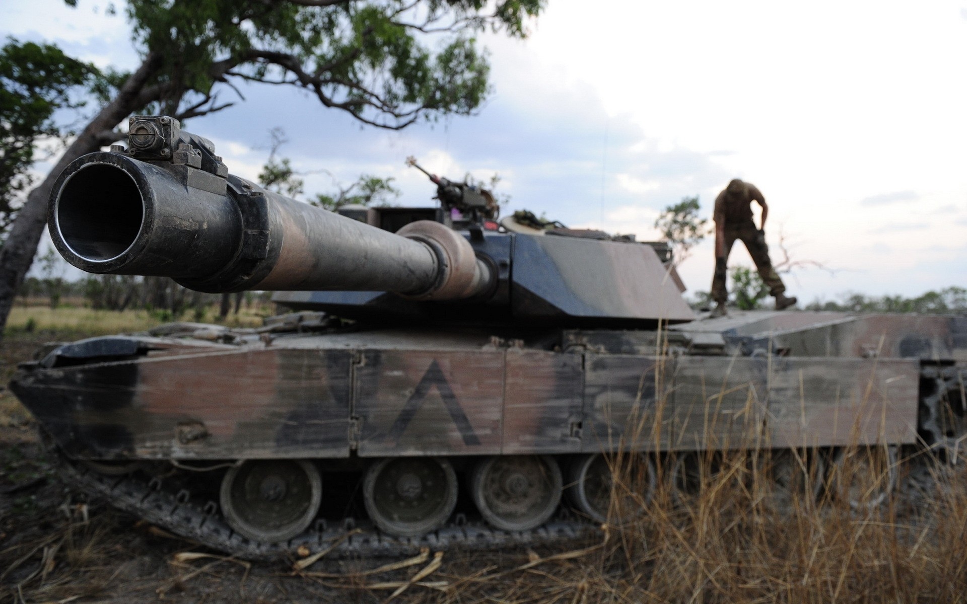 Tank Closeup Blurred M1 Abrams 1920x1200