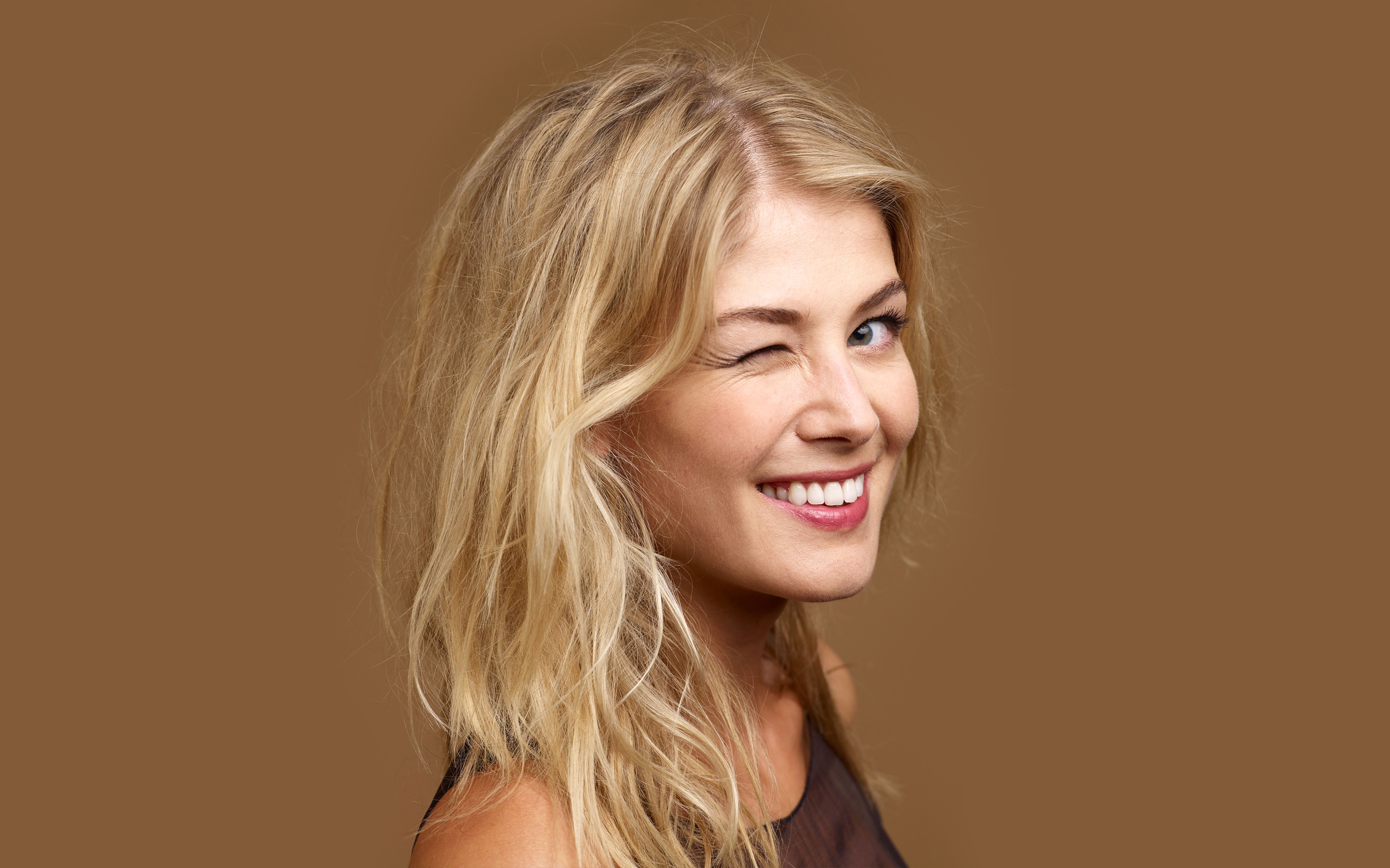 Rosamund Pike 2880x1800