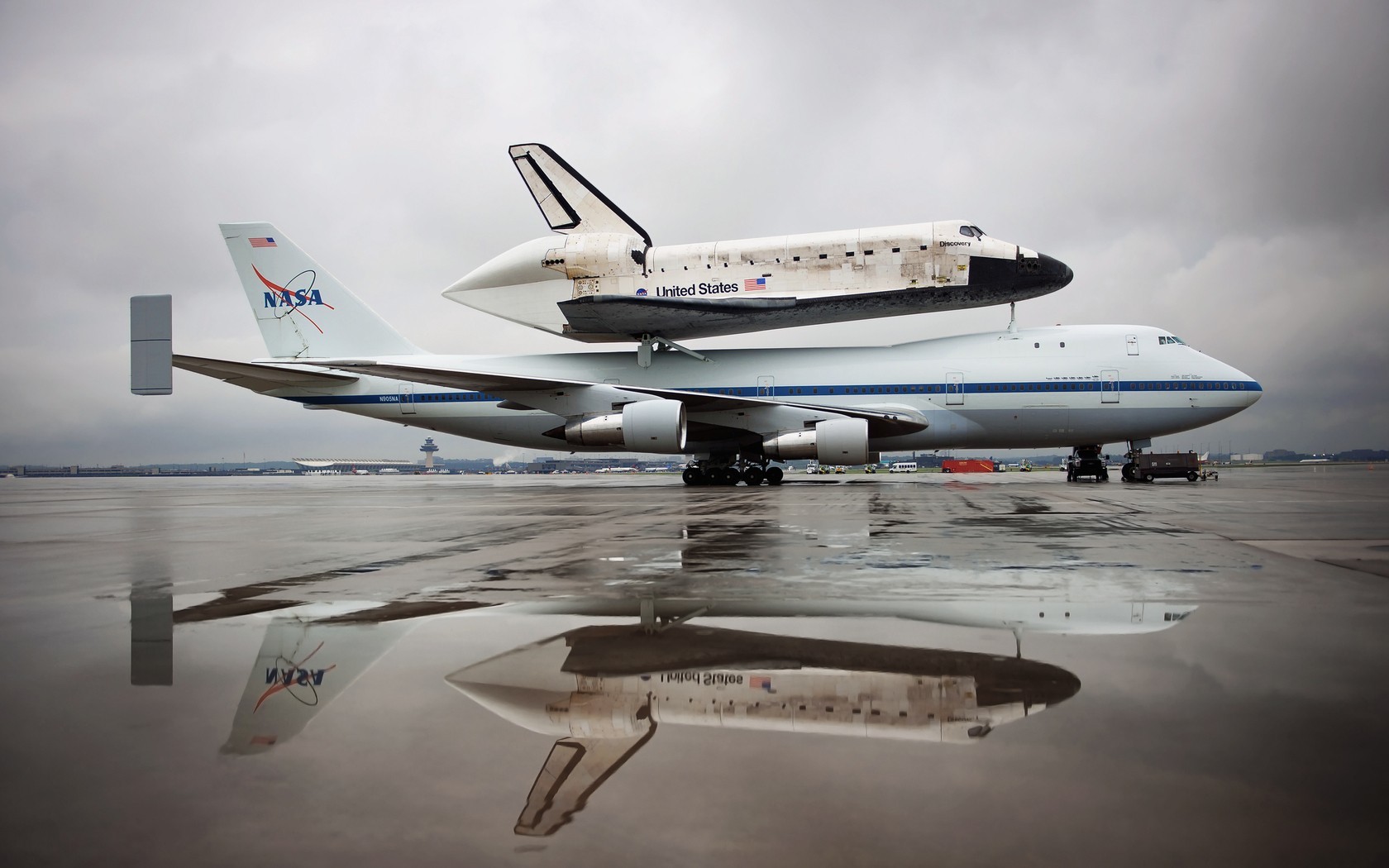 NASA Boeing 747 Space Shuttle Discovery 1680x1050