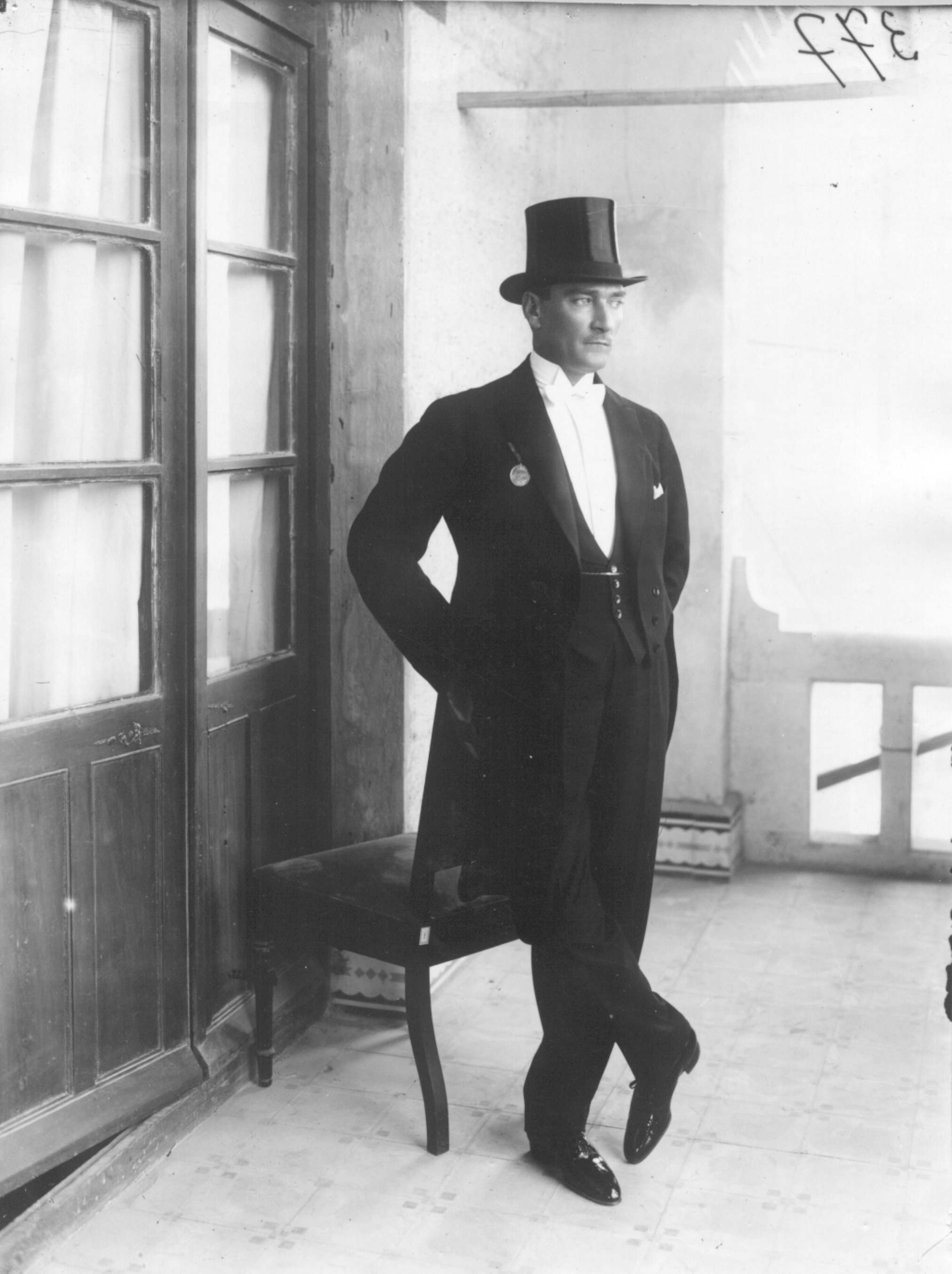 Mustafa Kemal Ataturk Men Hat Vintage Standing Monochrome 2024x2706