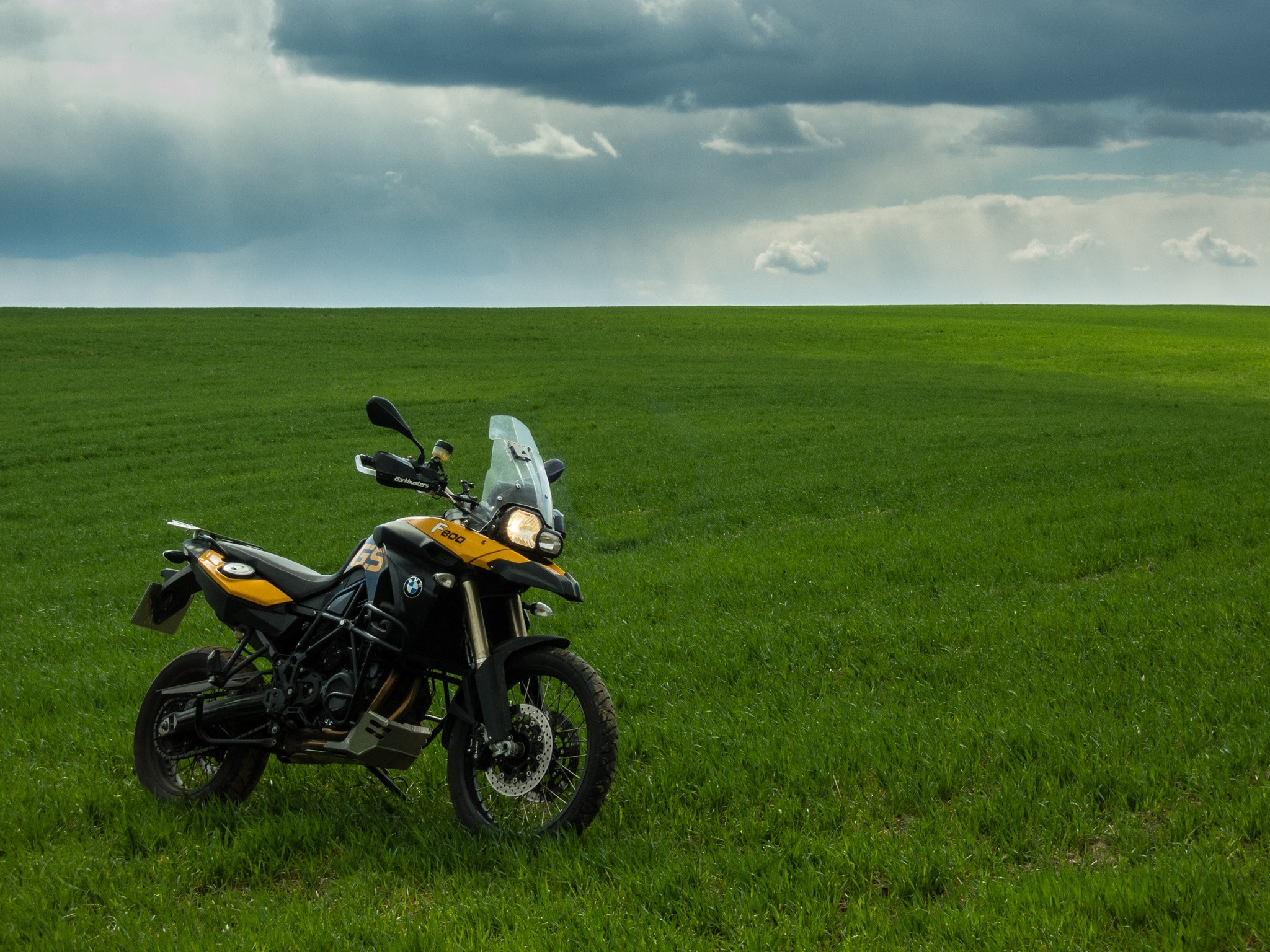 Motorcycle BMW F800GS Nature 2048x1536