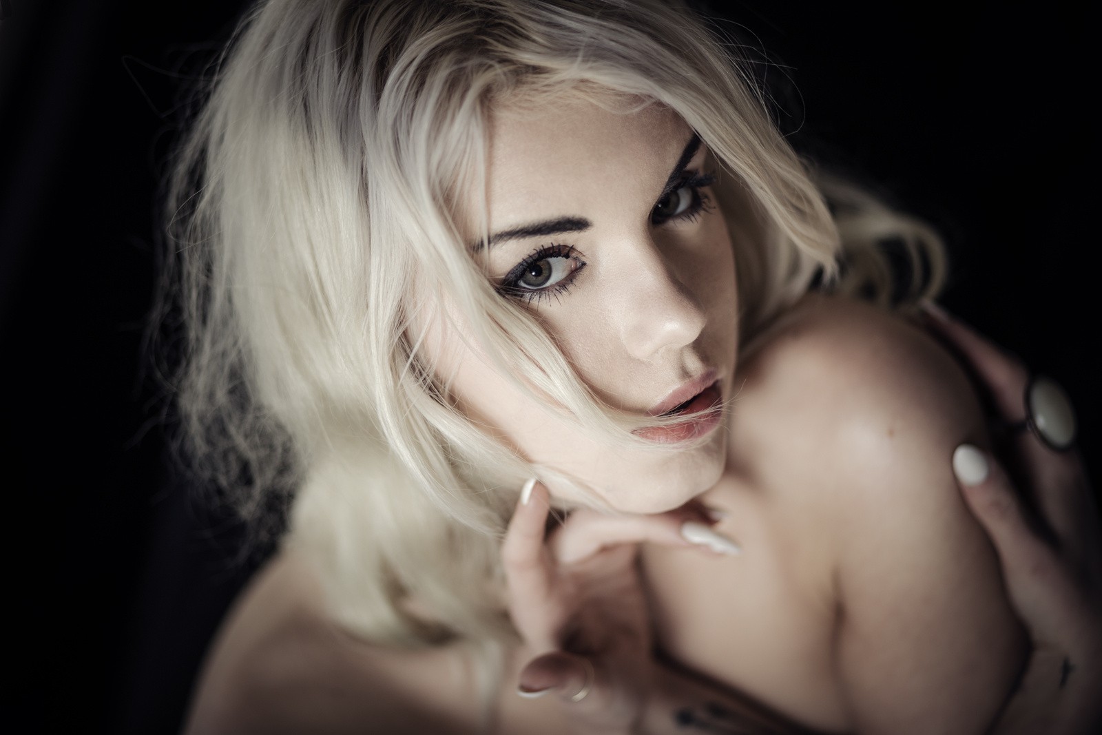 Women Blonde Face Closeup Tattoo Eyeliner Smoky Eyes Depth Of Field 1600x1067