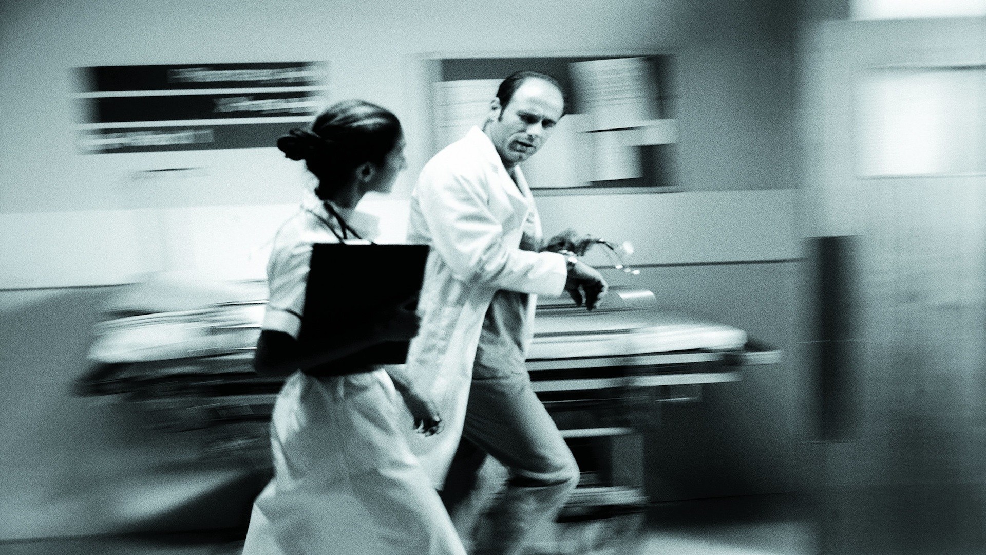 Врач сбегать. Убегает от врачей. Врач бежит. Медсестра бежит. Пациент убегает от врача.