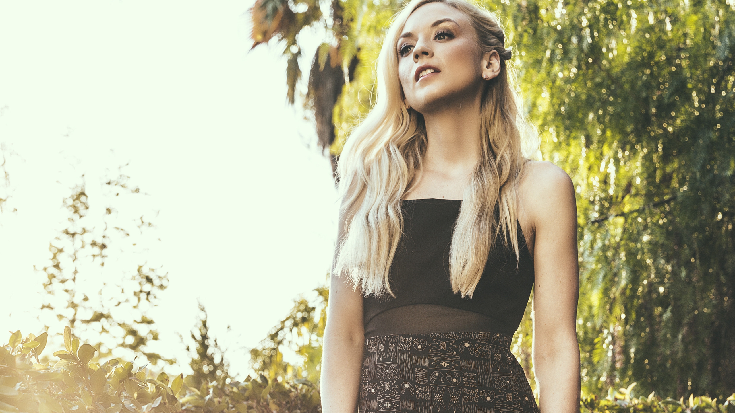 Emily Kinney 2560x1440