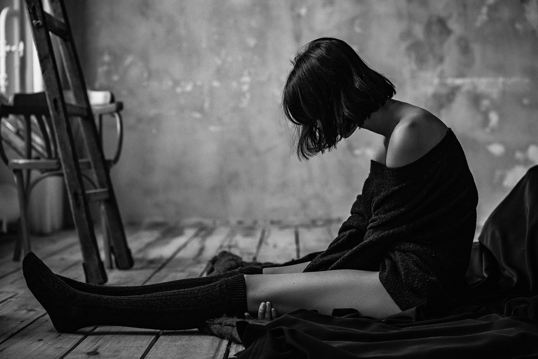 Aleksey Trifonov Monochrome On The Floor Sitting Women Model 1800x1200