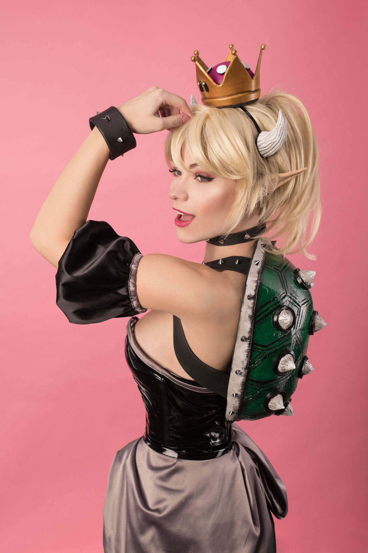 Irina Meier Cosplay Bowsette Bowser Nintendo Super Mario Dress Blonde Crown Young Woman Smiling Pink 1280x1920