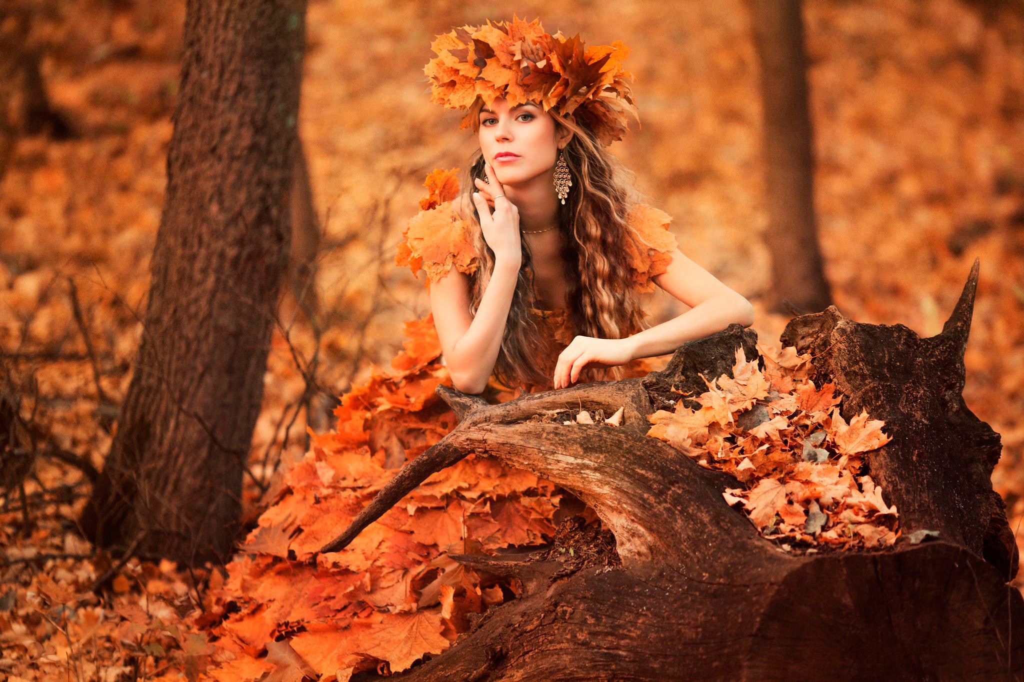 Women Model Brunette Long Hair Women Outdoors Trees Fall Leaves Log Wavy Hair Wreaths 2048x1365