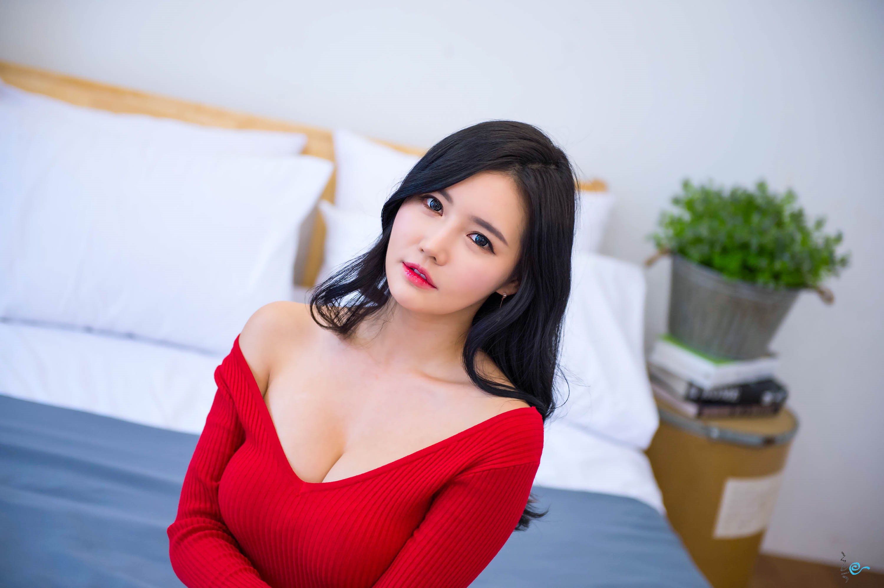 Han Ga Eun Red Dress V Neck Asian Bedroom Women Portrait Plants Dark Hair Model Bare Shoulders Bed F 3000x1996
