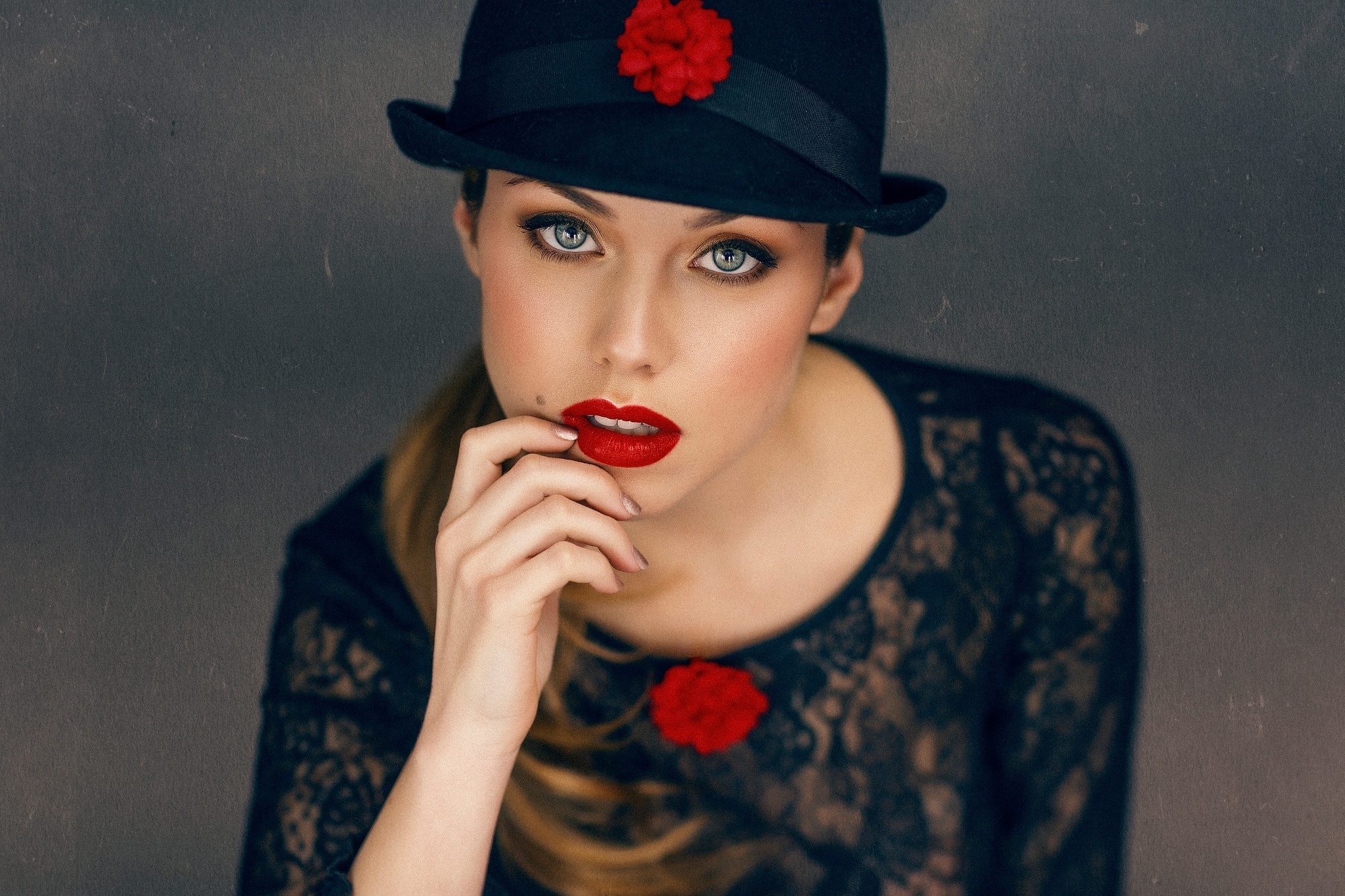 Women Portrait Face Makeup Red Lipstick Painted Nails Black Hat Open Mouth 2048x1365