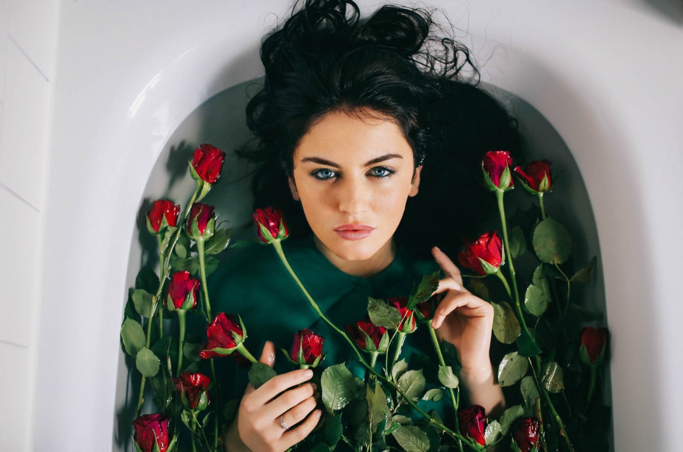 Women Aurela Skandaj Brunette Dark Hair Blue Eyes Eyeliner Bathtub Conceptual Sad 1400x927