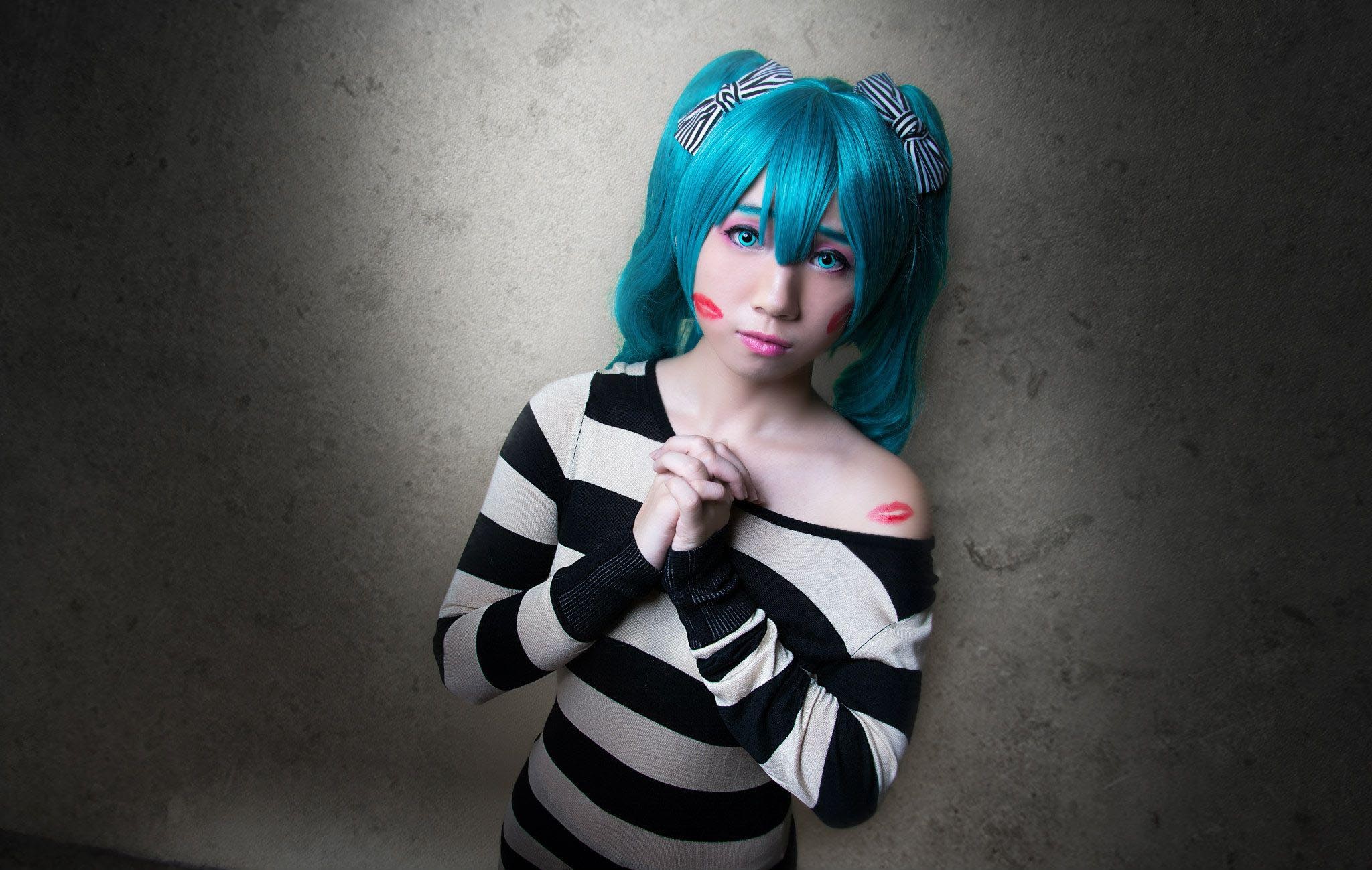 Cosplay Hatsune Miku Women Blue Hair Pink Lipstick Face Paint Wigs Striped Clothing Fake Iris 2048x1299
