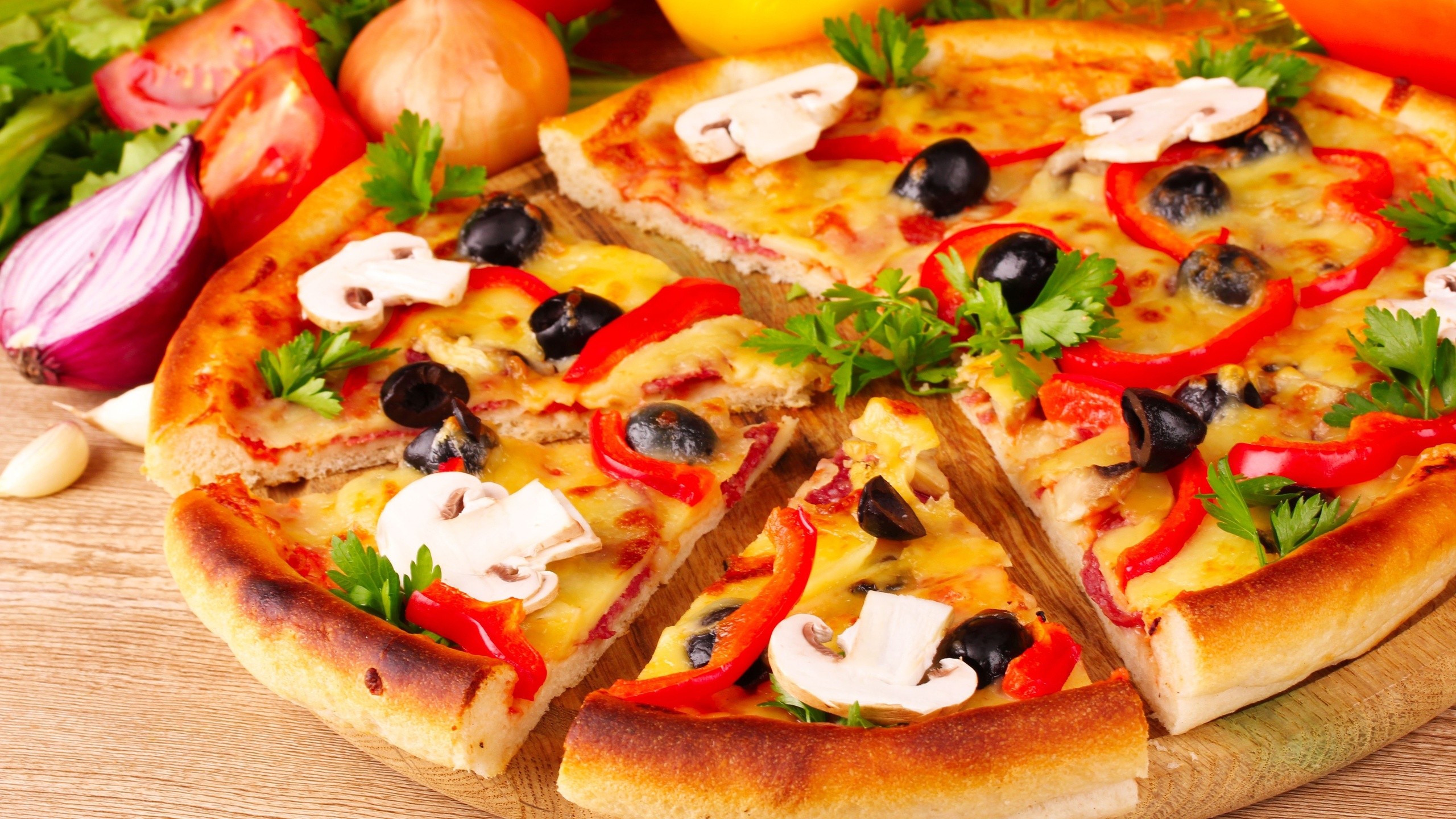 Pizza Tomatoes Red Onion 2560x1440