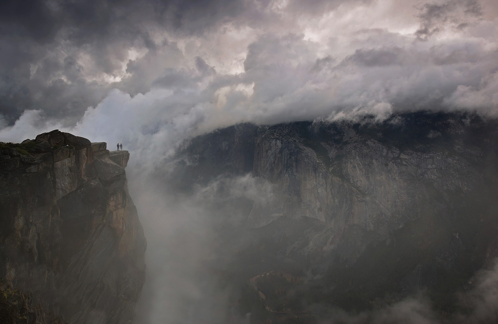 Photography Nature Landscape Cliff Mist Clouds Couple Hiking Canyon Yosemite National Park Californi 1600x1043