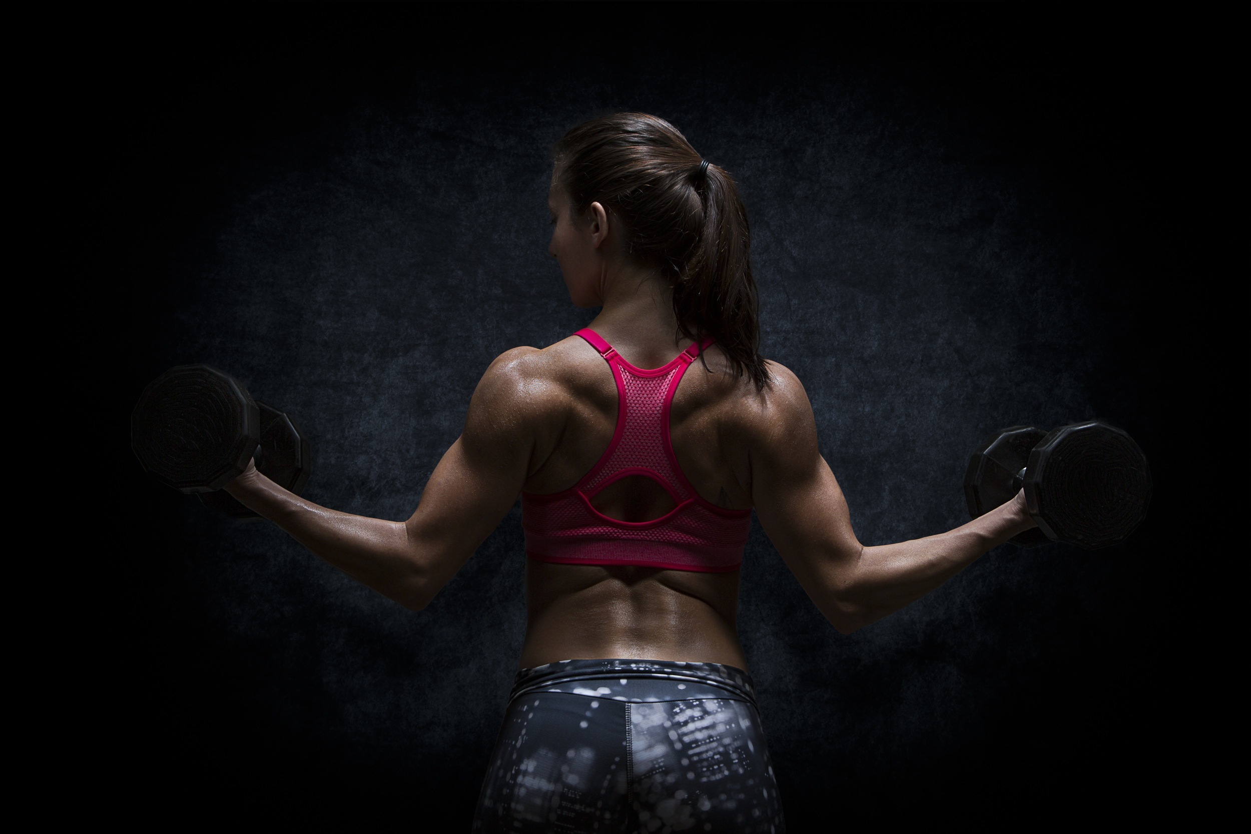 Dark Exercising Muscles Women 2500x1667