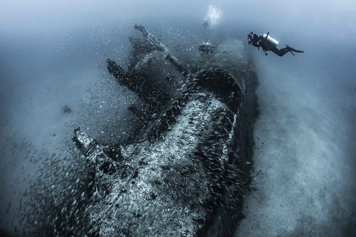 Sea Underwater Deep Sea Wreck Submarine Divers Fish Shoal Of Fish 1200x800