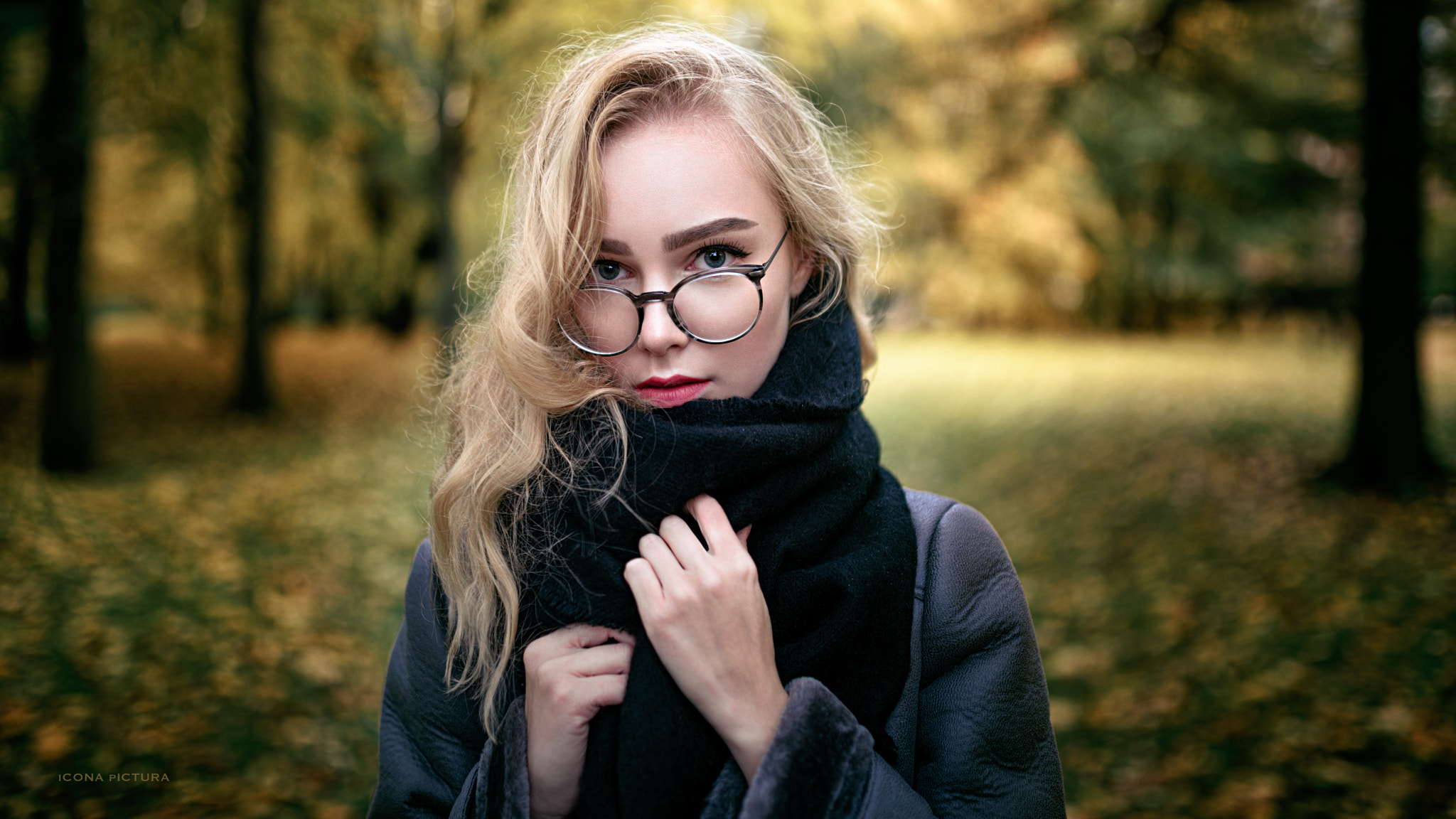 Women Blonde Scarf Women With Glasses Depth Of Field Trees Women Outdoors Portrait Icona Pictura Ser 2048x1152