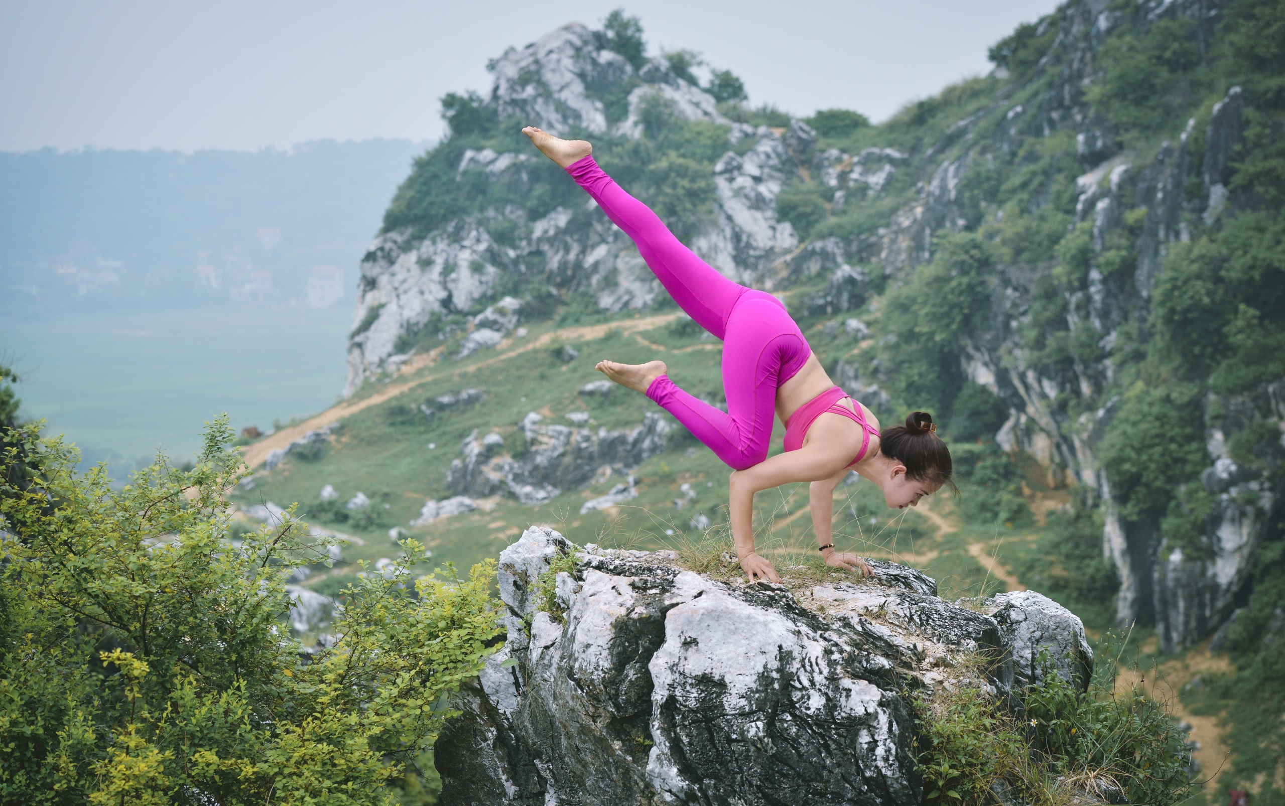 Nature Women Outdoors Barefoot Gymnastics Women 2560x1606