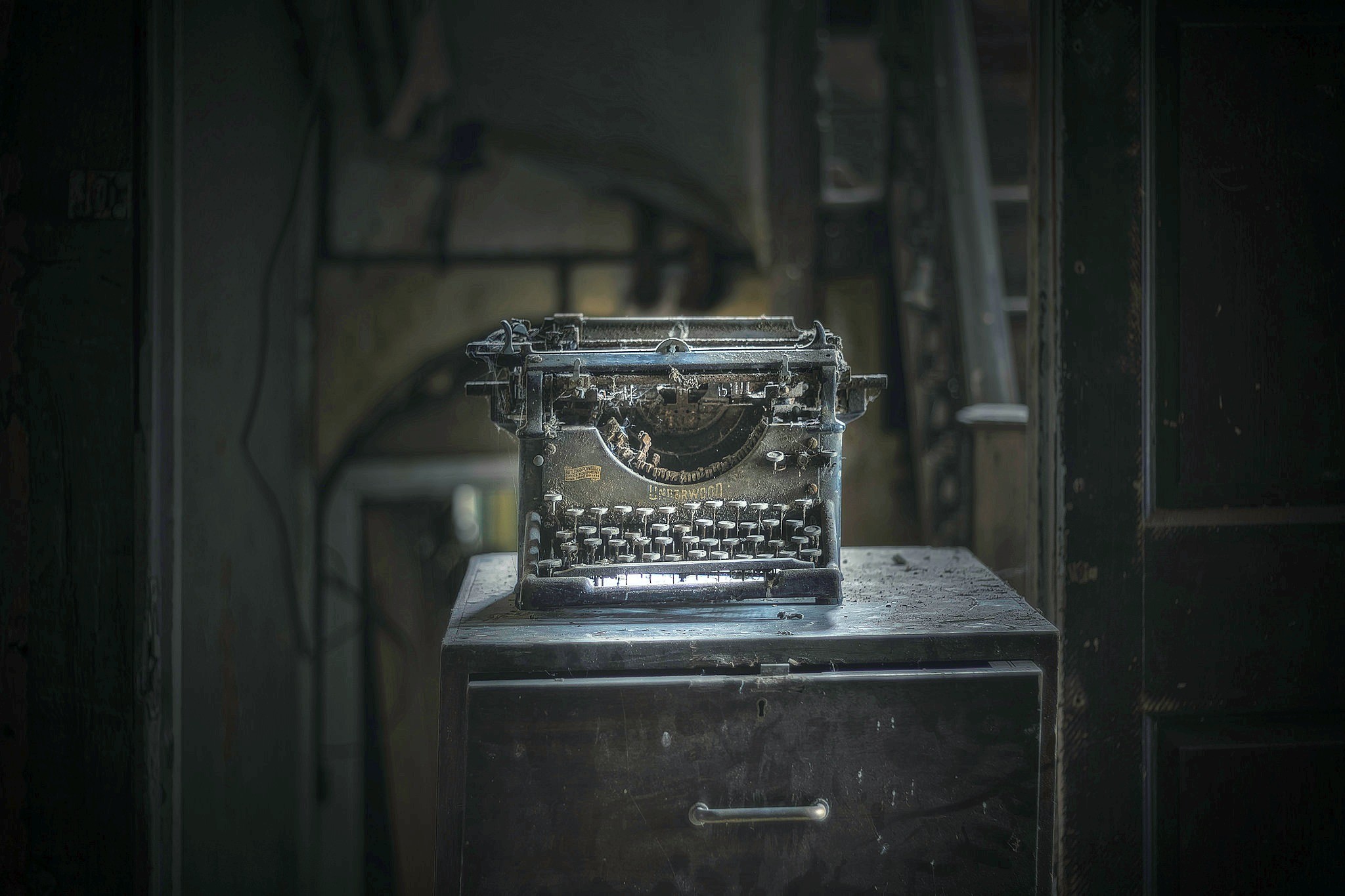 Typewriters Old Dust 2048x1365