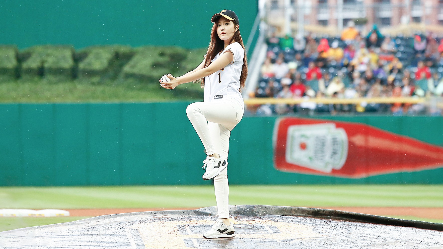K Pop Hyomin T Ara Women Singer Sportswear Brunette Baseball Stadium 1778x1000