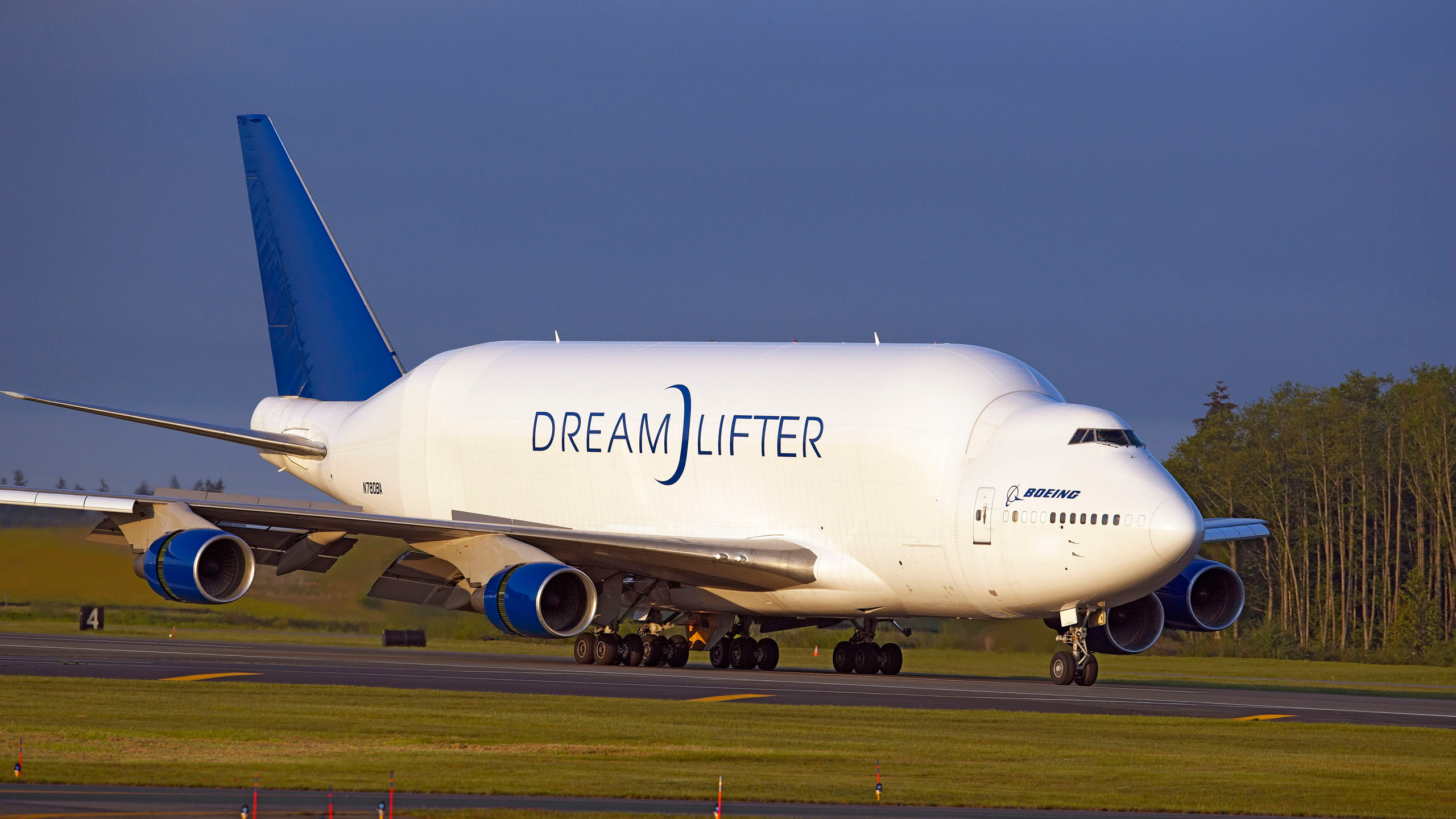 Airplane Boeing 747 Dreamlifter 2560x1440