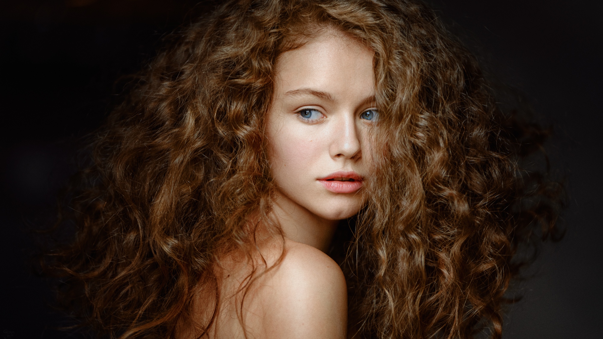 Alina Zaslavskaya Women Brunette Curly Hair Long Hair Looking Away Face Bare Shoulders Blue Eyes Ind 2000x1125
