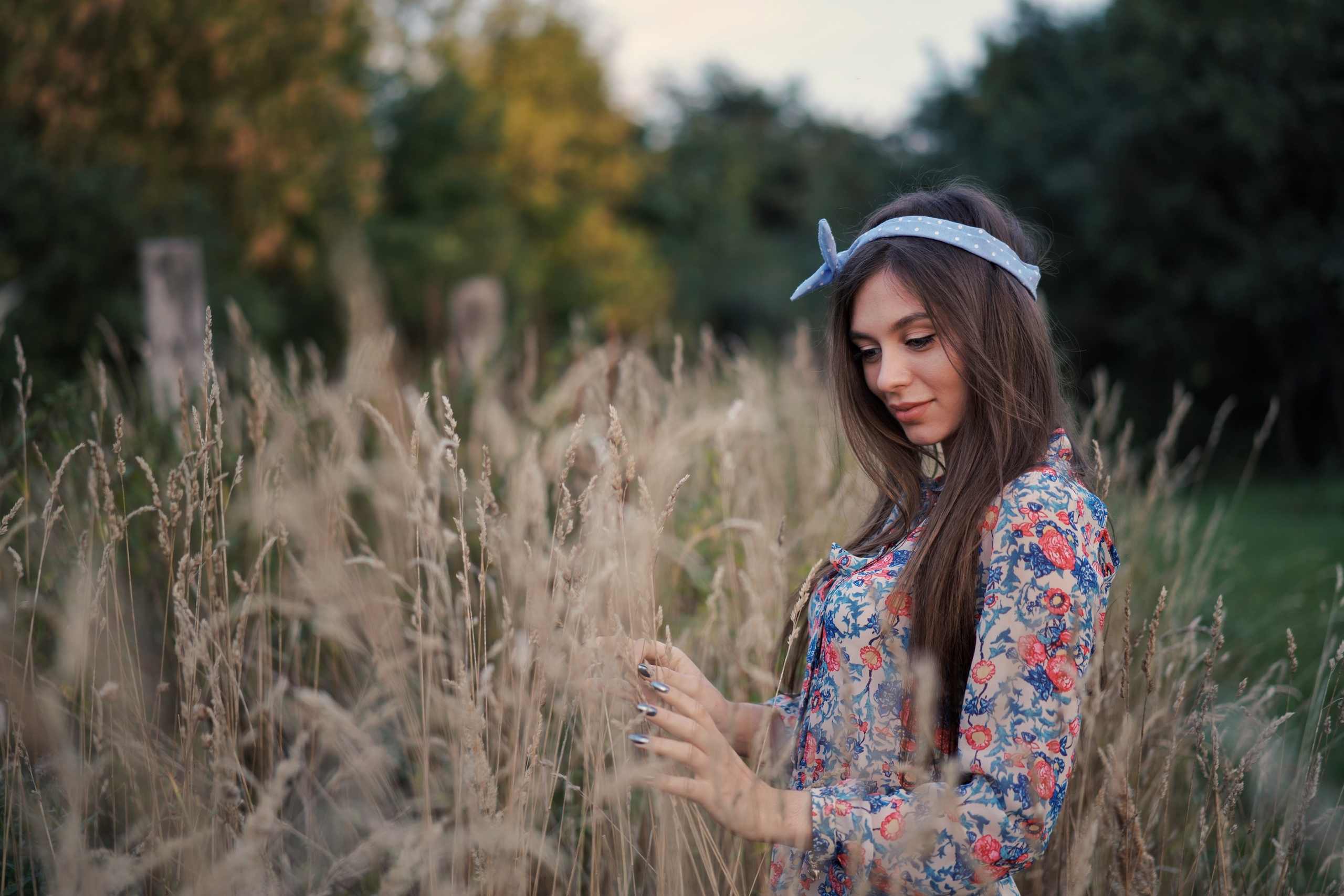 Women Model Brunette Dress Portrait Outdoors Depth Of Field Bokeh Dry Grass Headband Smiling Painted 2560x1708