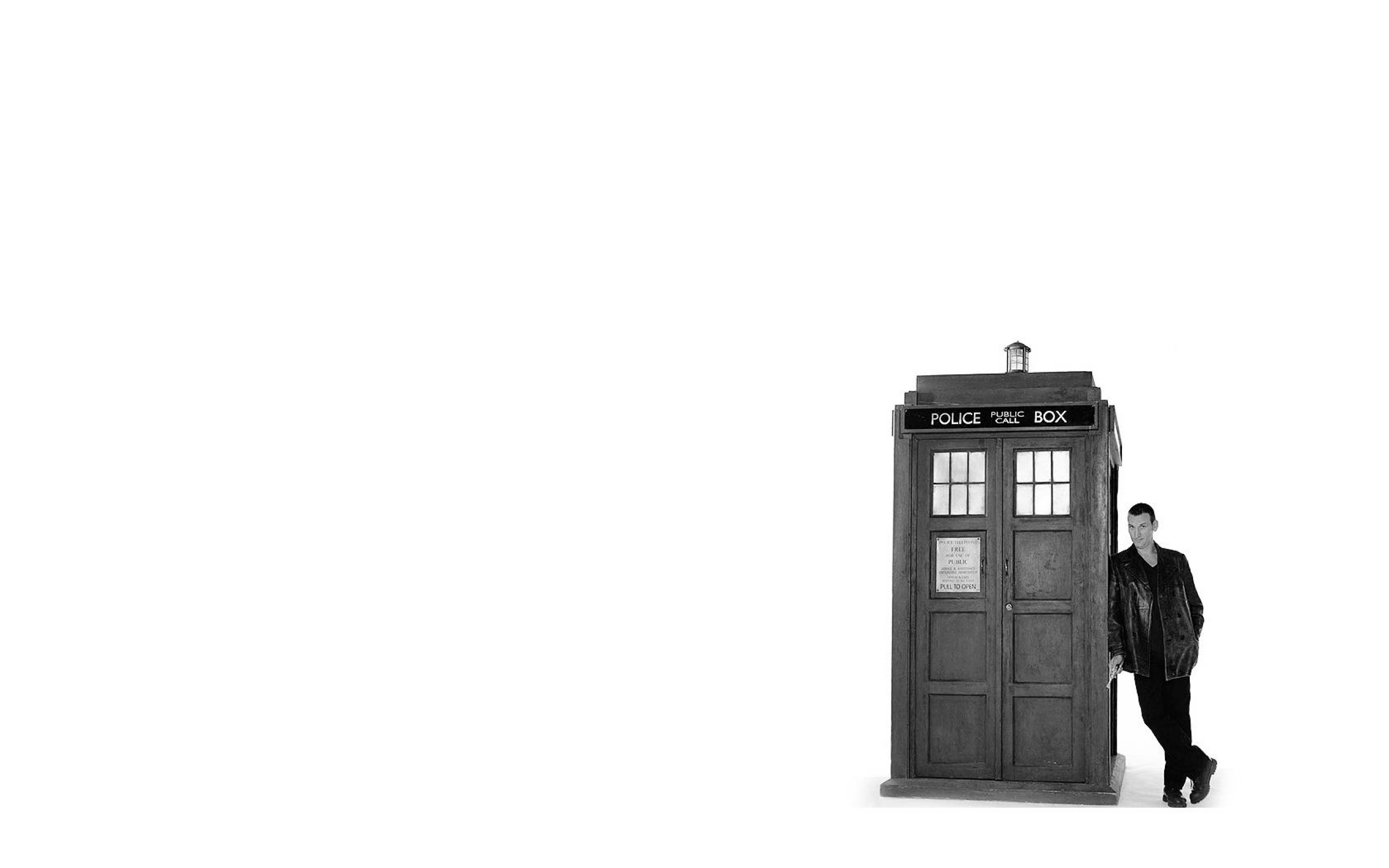 Doctor Who The Doctor TARDiS Christopher Eccleston 2560x1600