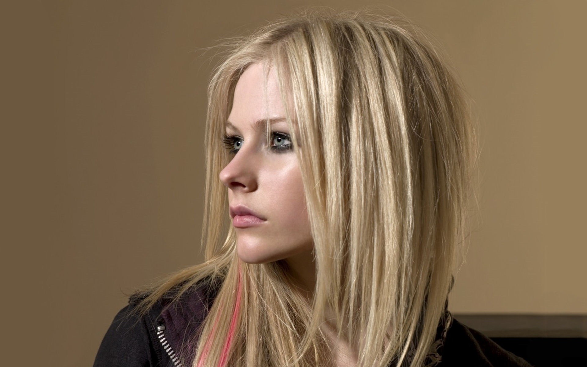 Women Blonde Face Blue Eyes Smoky Eyes Looking Away Long Hair Avril Lavigne Front Angle View 1920x1200