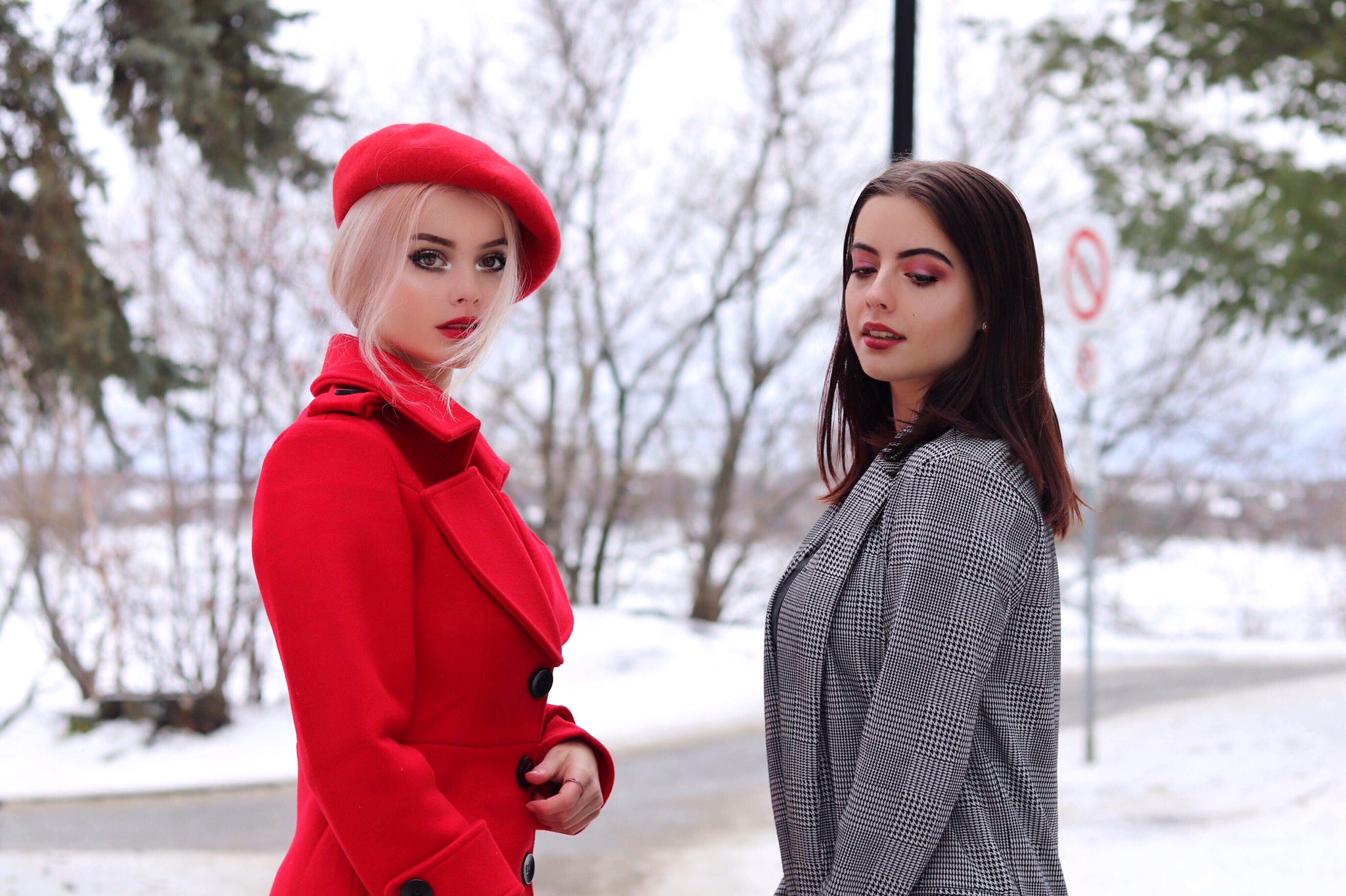 Julia Burch Twins Brunette Blonde Model Women Outdoors Looking At Viewer Snow Two Women Makeup Red C 2048x1364