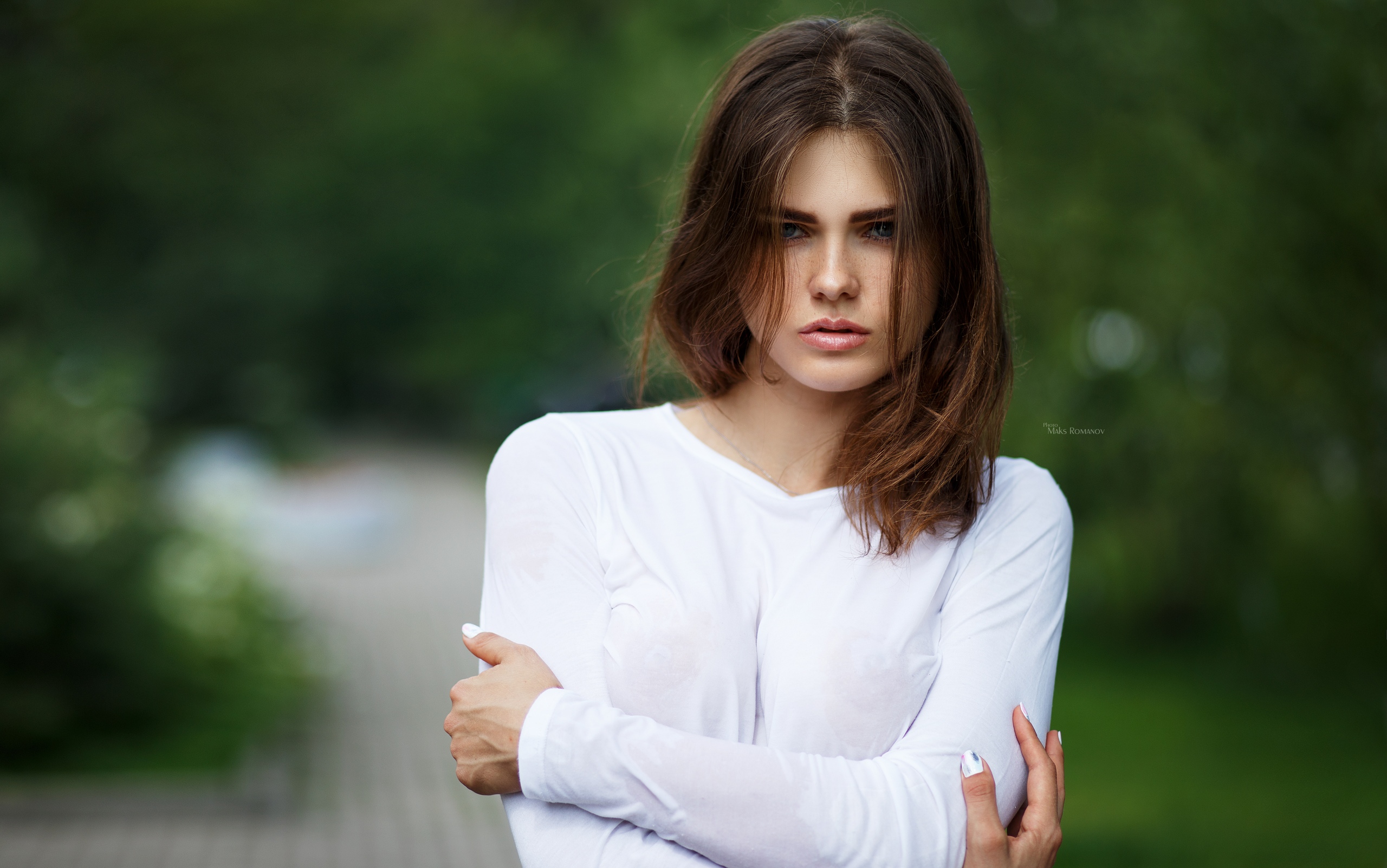 Women Maksim Romanov Portrait Arms Crossed Women Outdoors Freckles Painted Nails White Sweater Hair  2560x1602