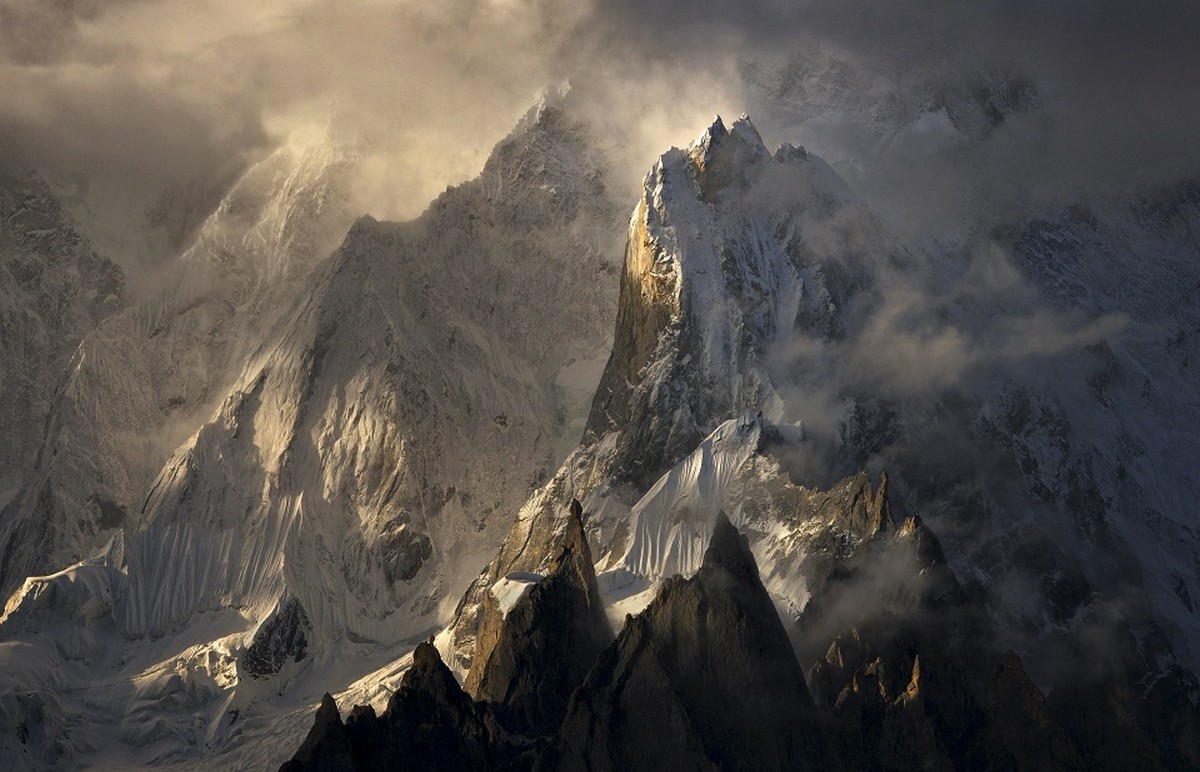 Sunlight Mountains Himalayas Snowy Peak Clouds Nature Landscape 1200x772