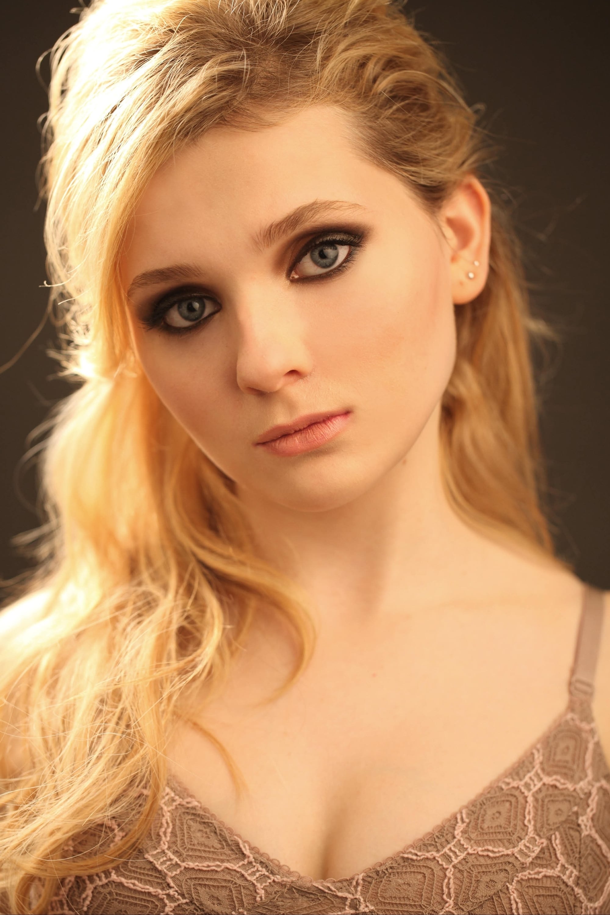 Abigail Breslin Women Actress Blonde Blue Eyes Long Hair Face Portrait Makeup 2000x3000