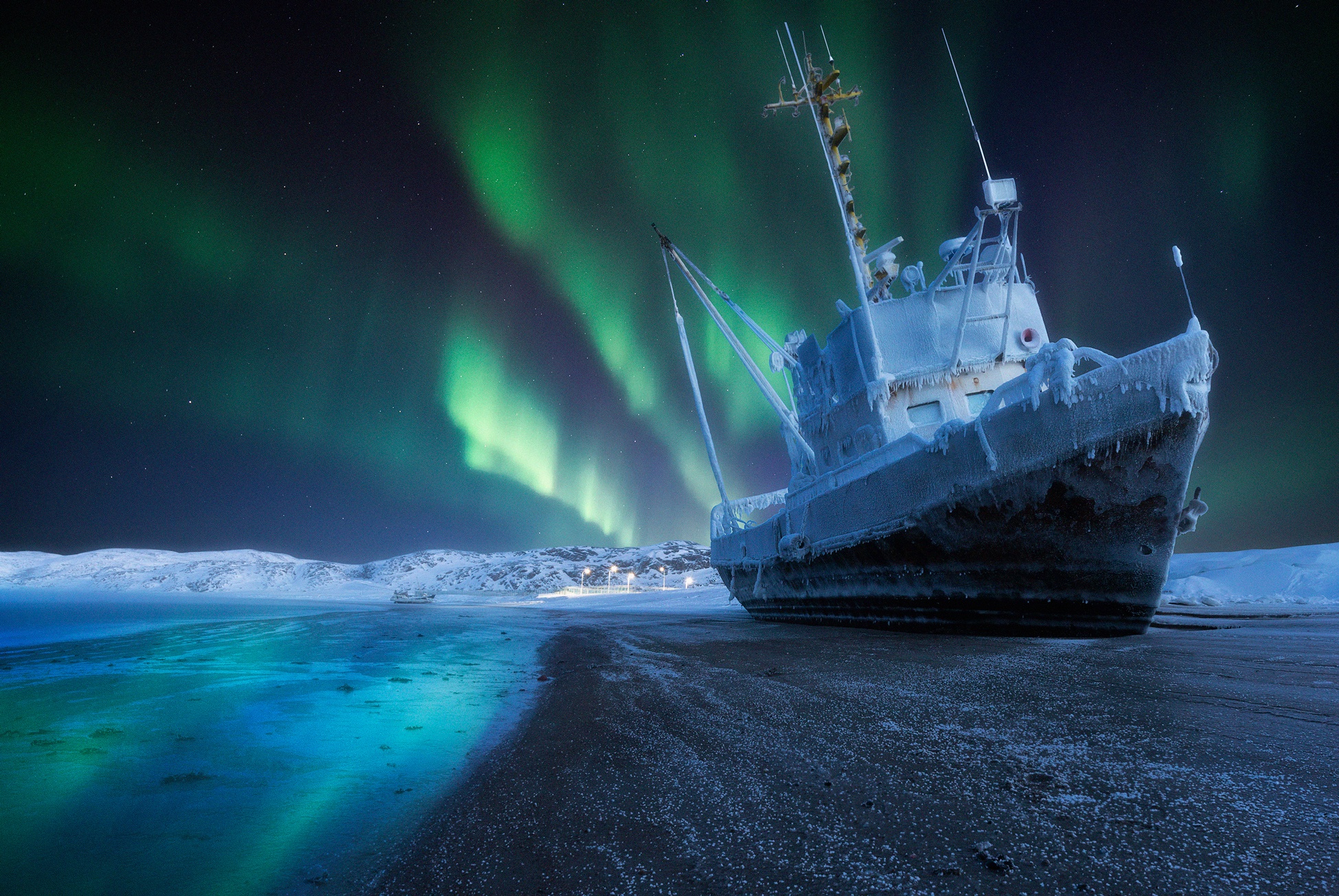 Russia Cold Ice Night Vehicle Sky Boat Frozen Water 1950x1305