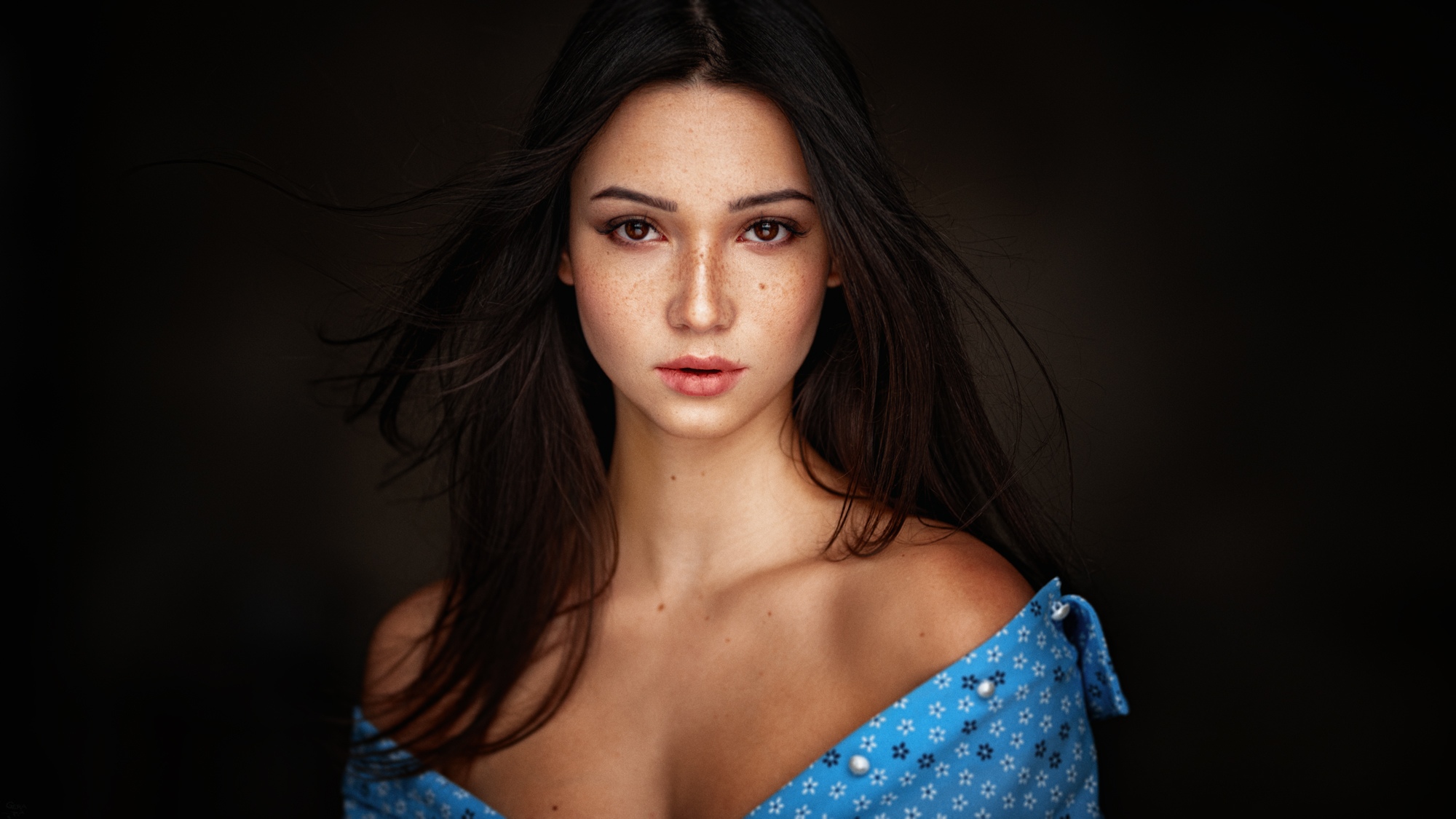Mariya Volokh Women Model Brunette Long Hair Brown Eyes Looking At Viewer Freckles Portrait Bare Sho 2000x1125