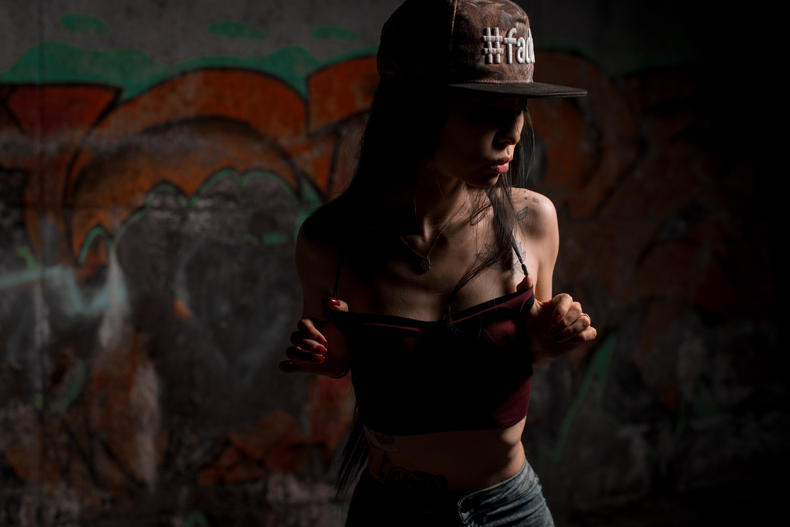 Women Model Brunette Necklace Portrait Baseball Caps Outdoors Short Tops Jeans Graffiti Wall Dark Wo 2560x1709