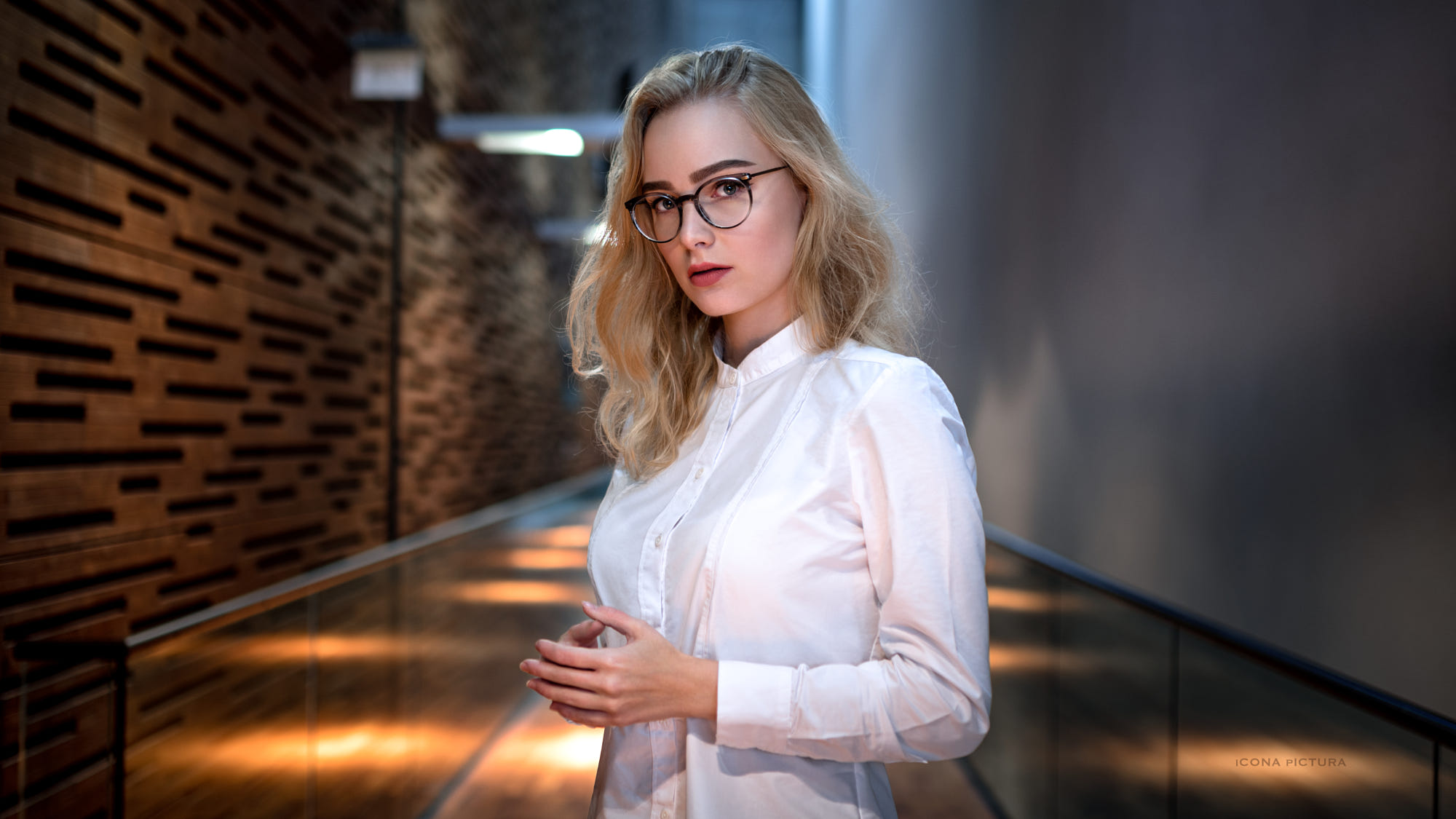 Icona Pictura Women 500px Photography Sergei Kreisberg Blonde Women With Glasses Portrait 2000x1125