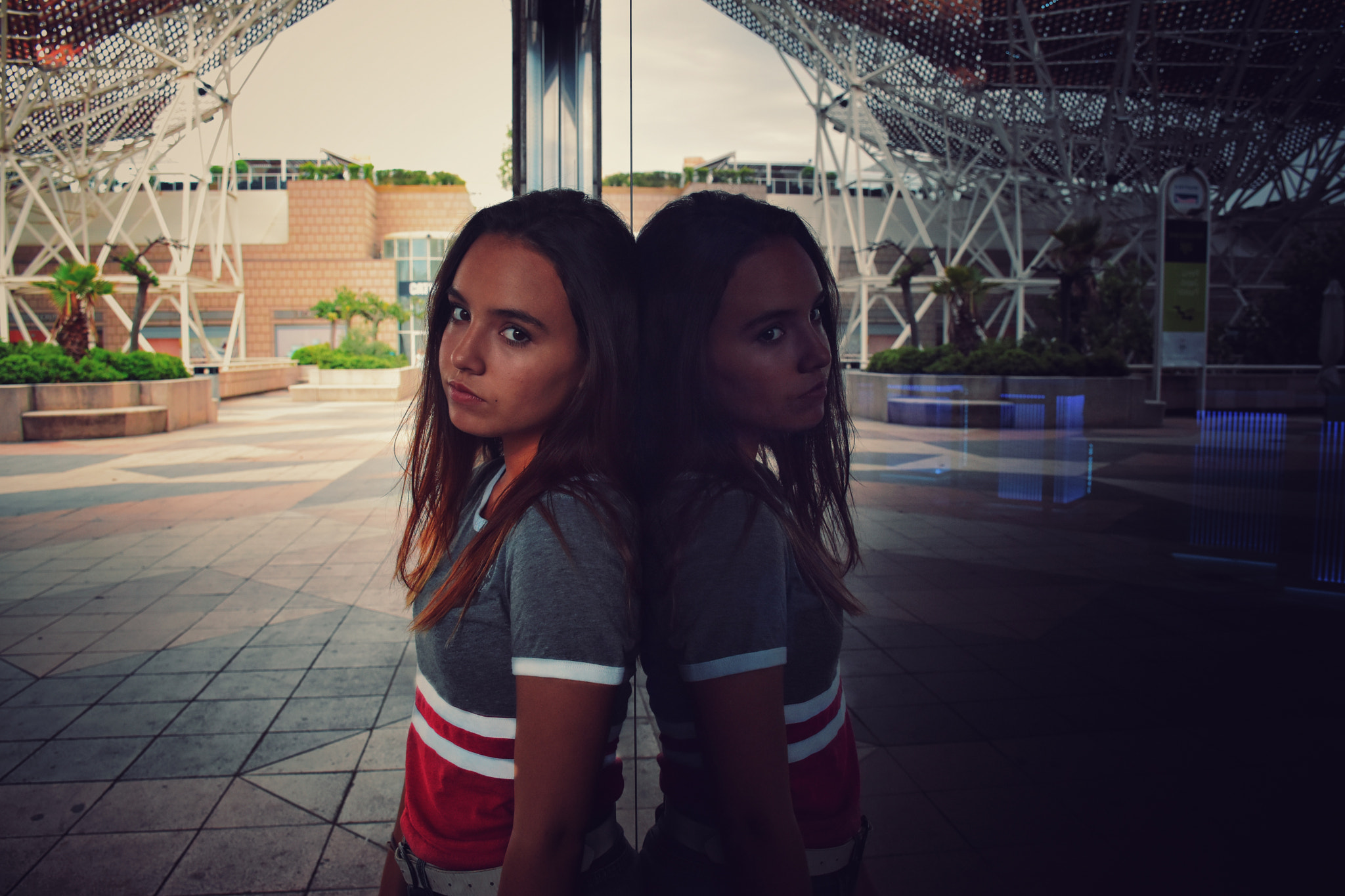 Ferran Corral Women 500px Urban Reflection Looking At Viewer Women Outdoors 2048x1365