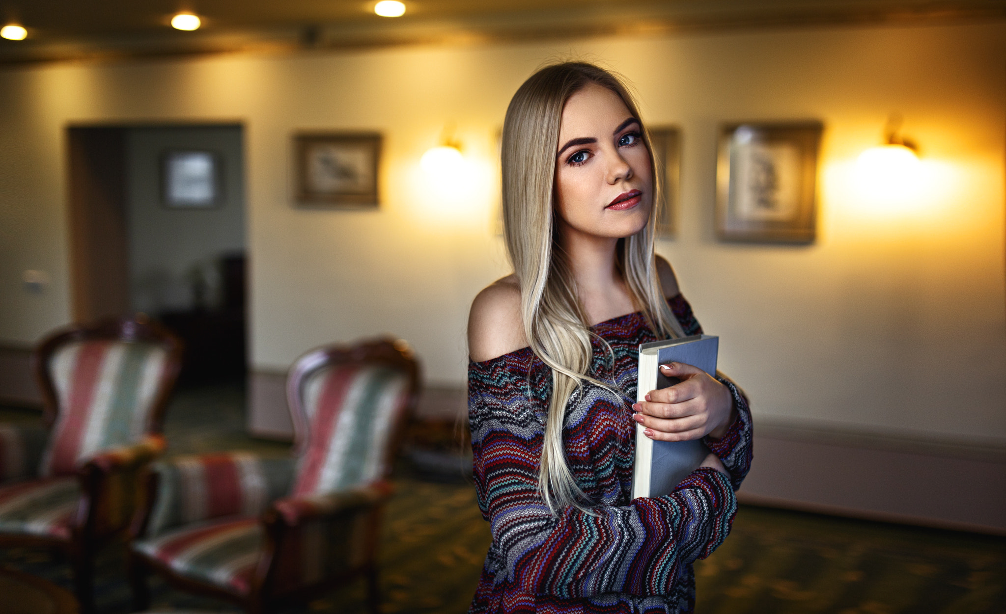 Women Model Blonde Depth Of Field Books Looking At Viewer Bare Shoulders Blue Eyes Sweater Victoria  2048x1251