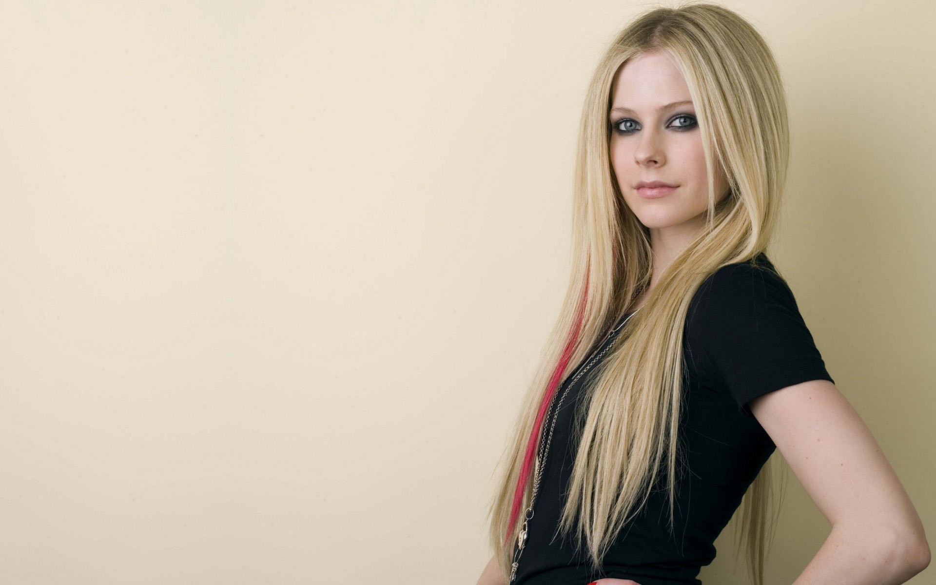 Avril Lavigne Women Blonde Long Hair Pink Hair T Shirt Simple Background Blue Eyes Smoky Eyes 1920x1200
