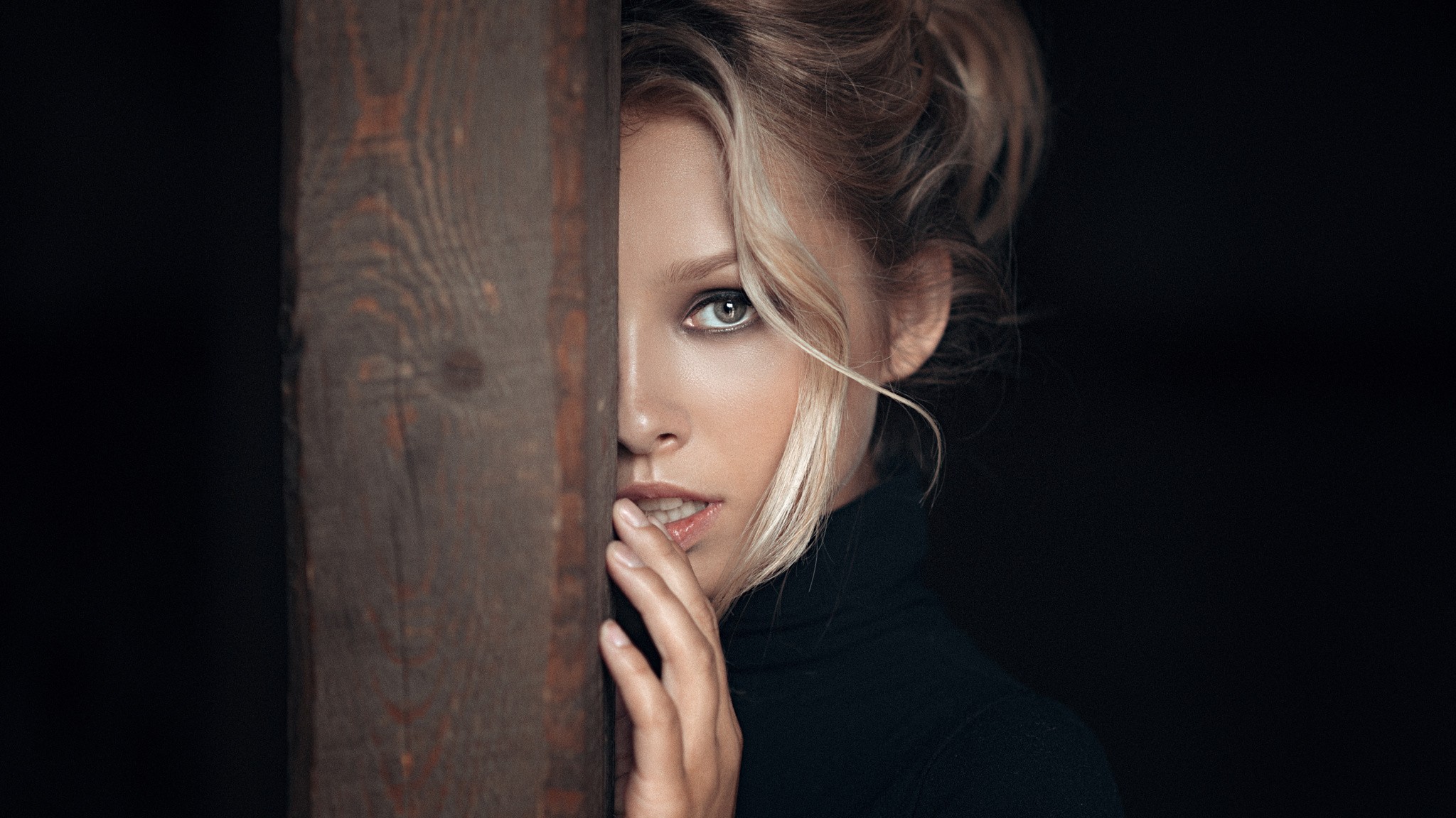 Women Model Alice Tarasenko Looking At Viewer Face Portrait Blonde Simple Background 2048x1152