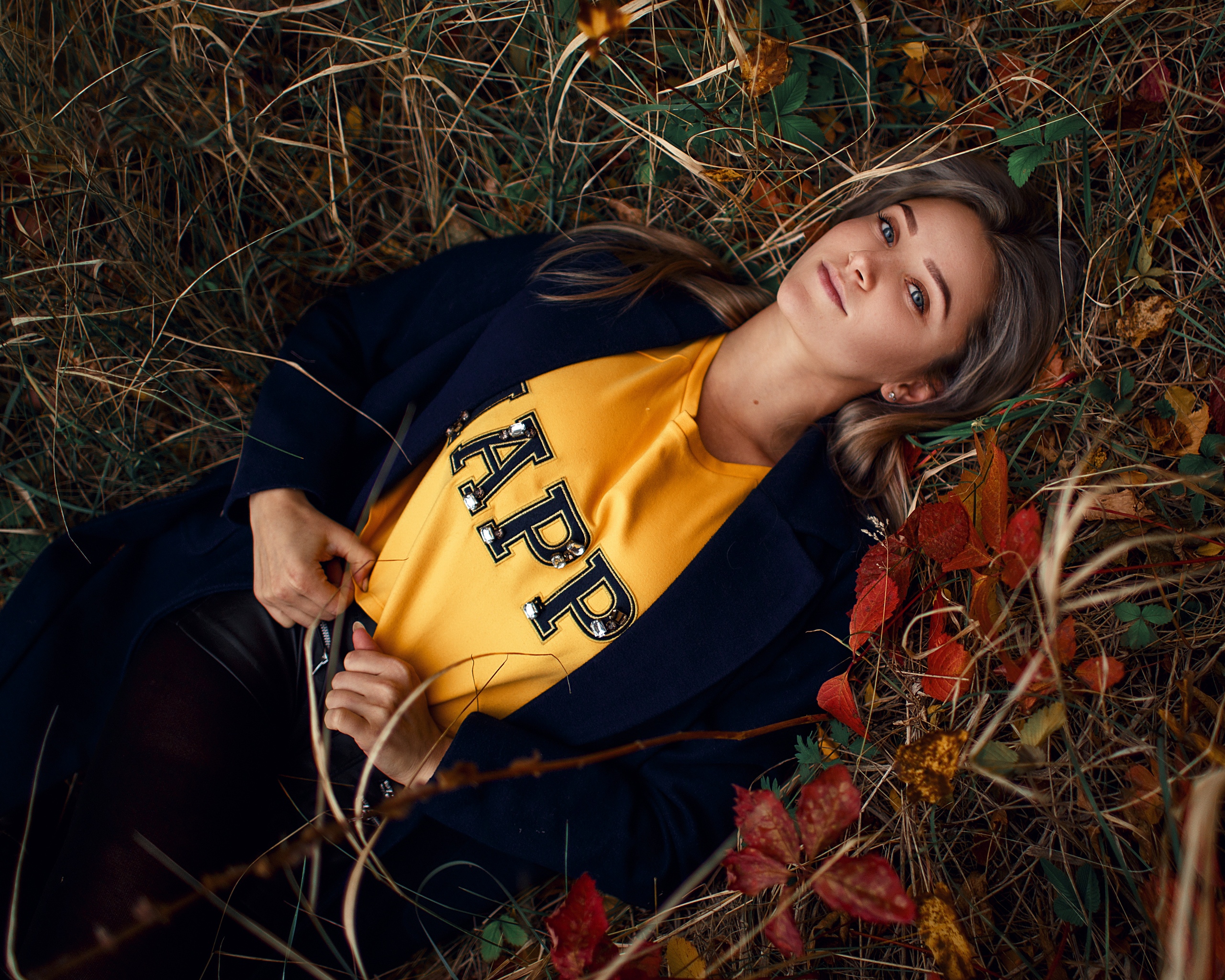 Women Model Portrait Outdoors Forest Leaves Fall Dry Grass Crop Top Coats On The Floor Top View Look 2560x2048