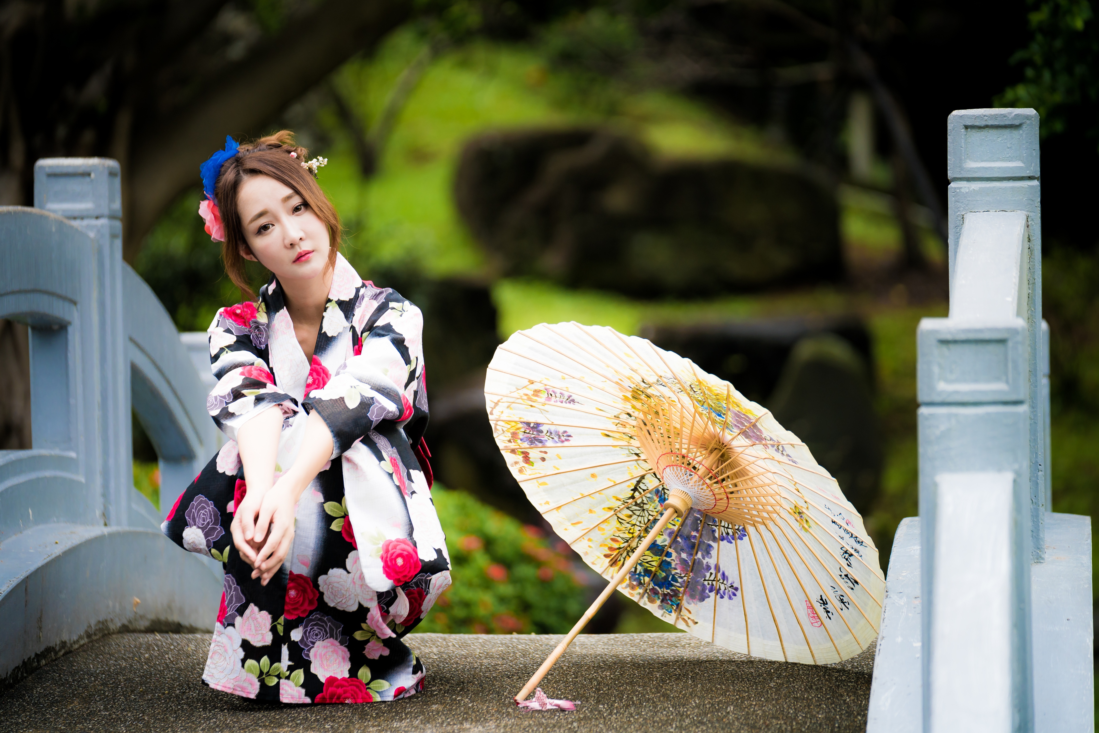 Asian Women Brunette Traditional Clothing Parasol Women Outdoors Flower In Hair Squatting 4500x3002