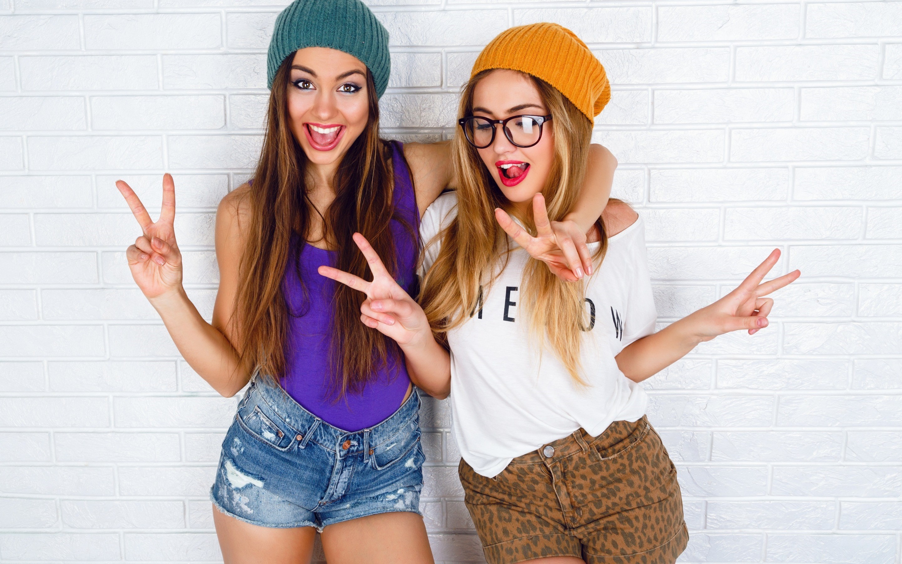 Women Blonde Open Mouth Women With Glasses Wall Brunette Tongue Out Wool Cap Two Women Hand Gesture 2880x1800