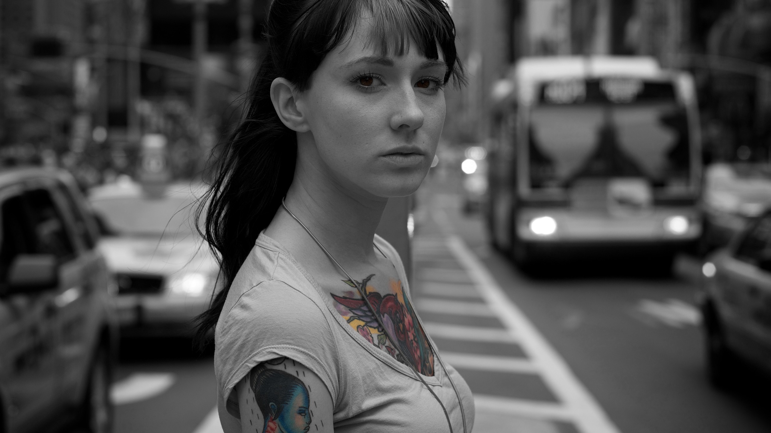 Urban City Selective Coloring Tattoo Women Model Car 2560x1440